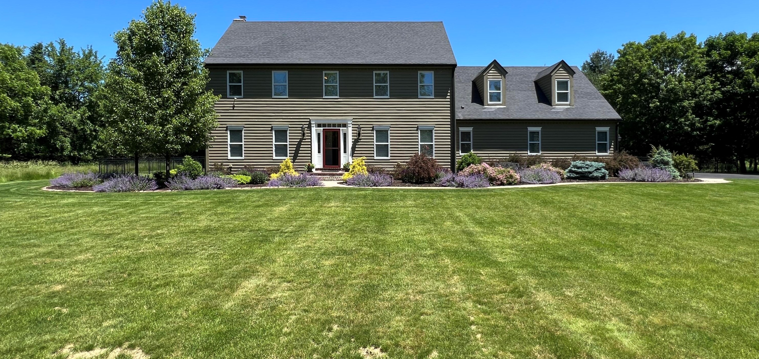 67 Oakwood Dr, Delafield, WI 53018-1136