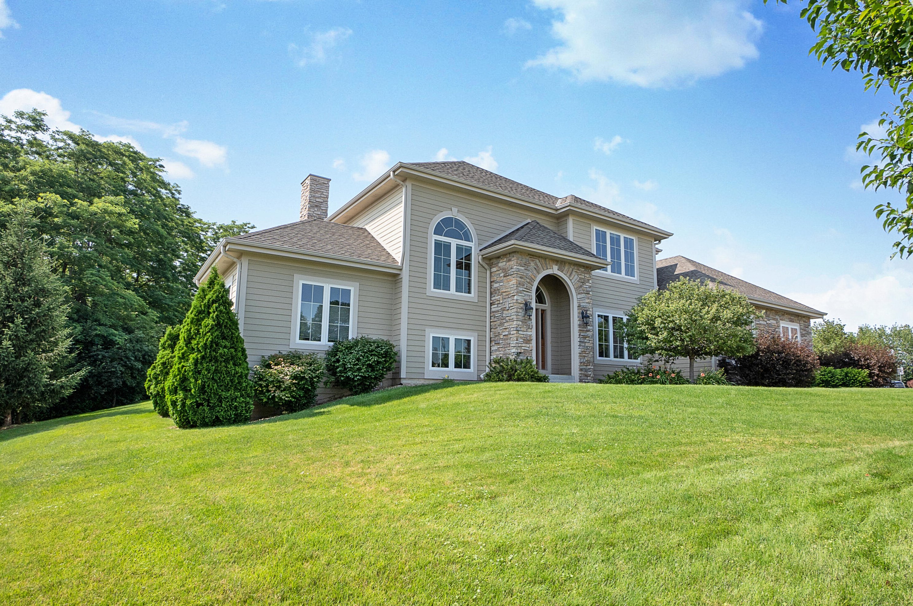 1139 Colonial Dr, Chenequa, WI 53029