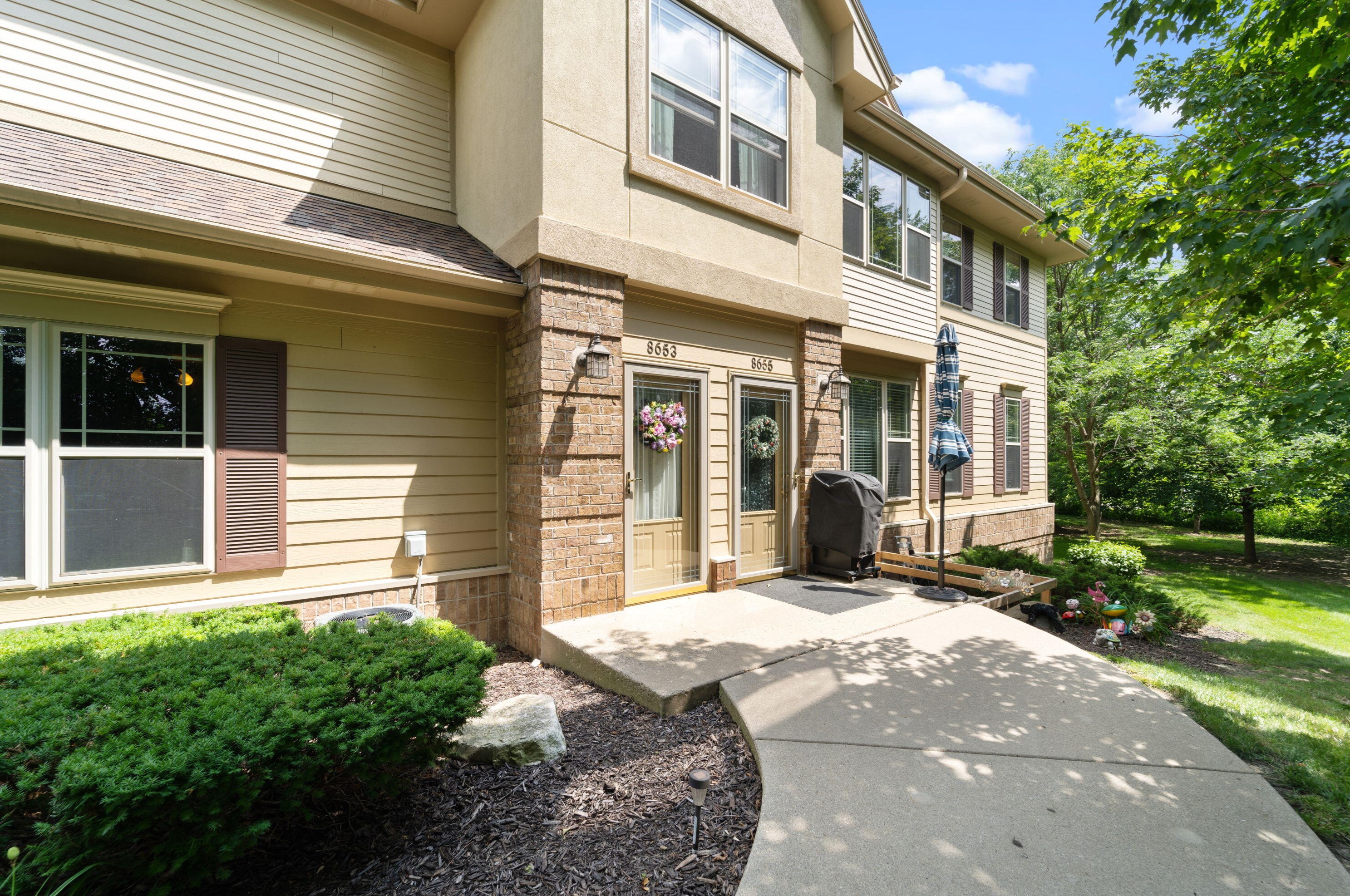 8653 S Deerwood Ln, Hales Corners, WI 53132
