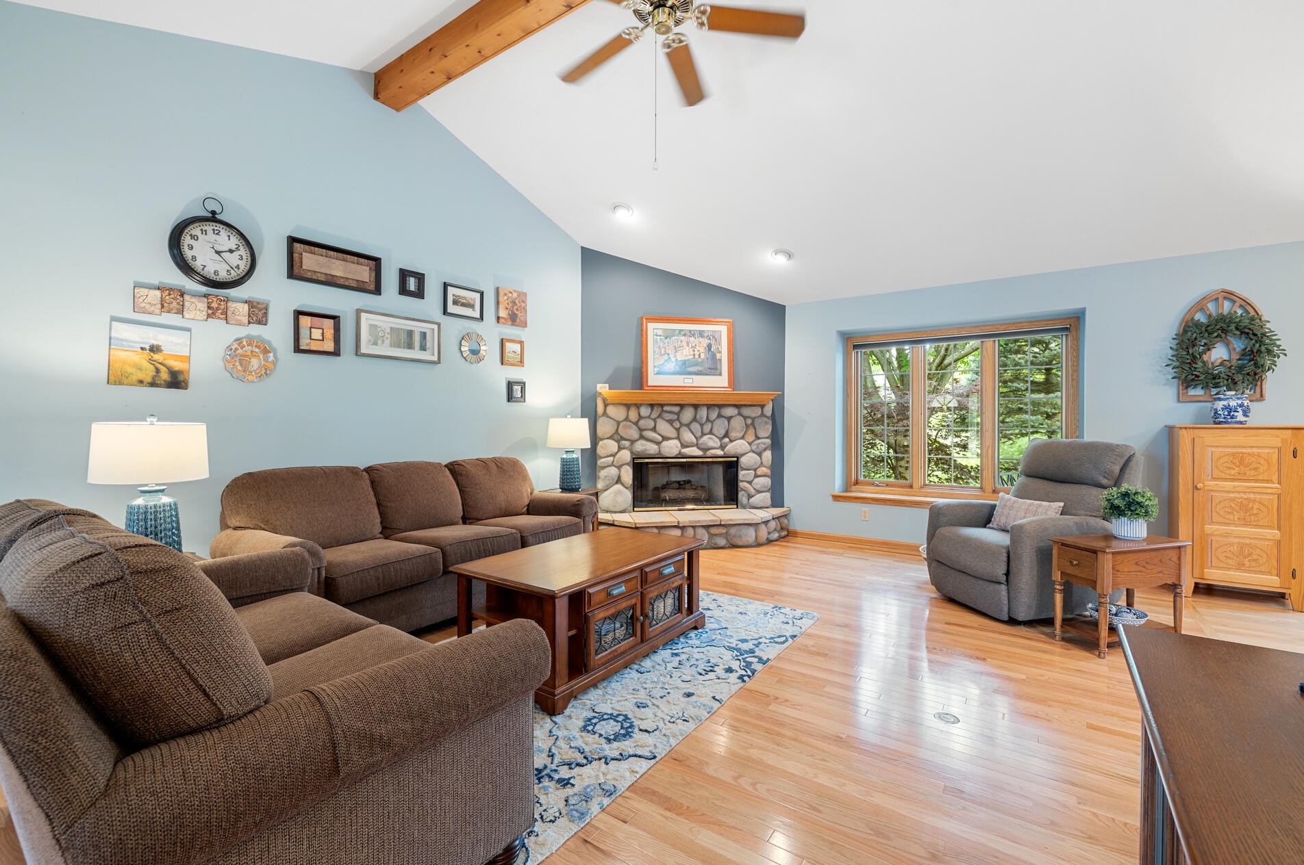 8895 Marshfield Ct, Hales Corners, WI 53132