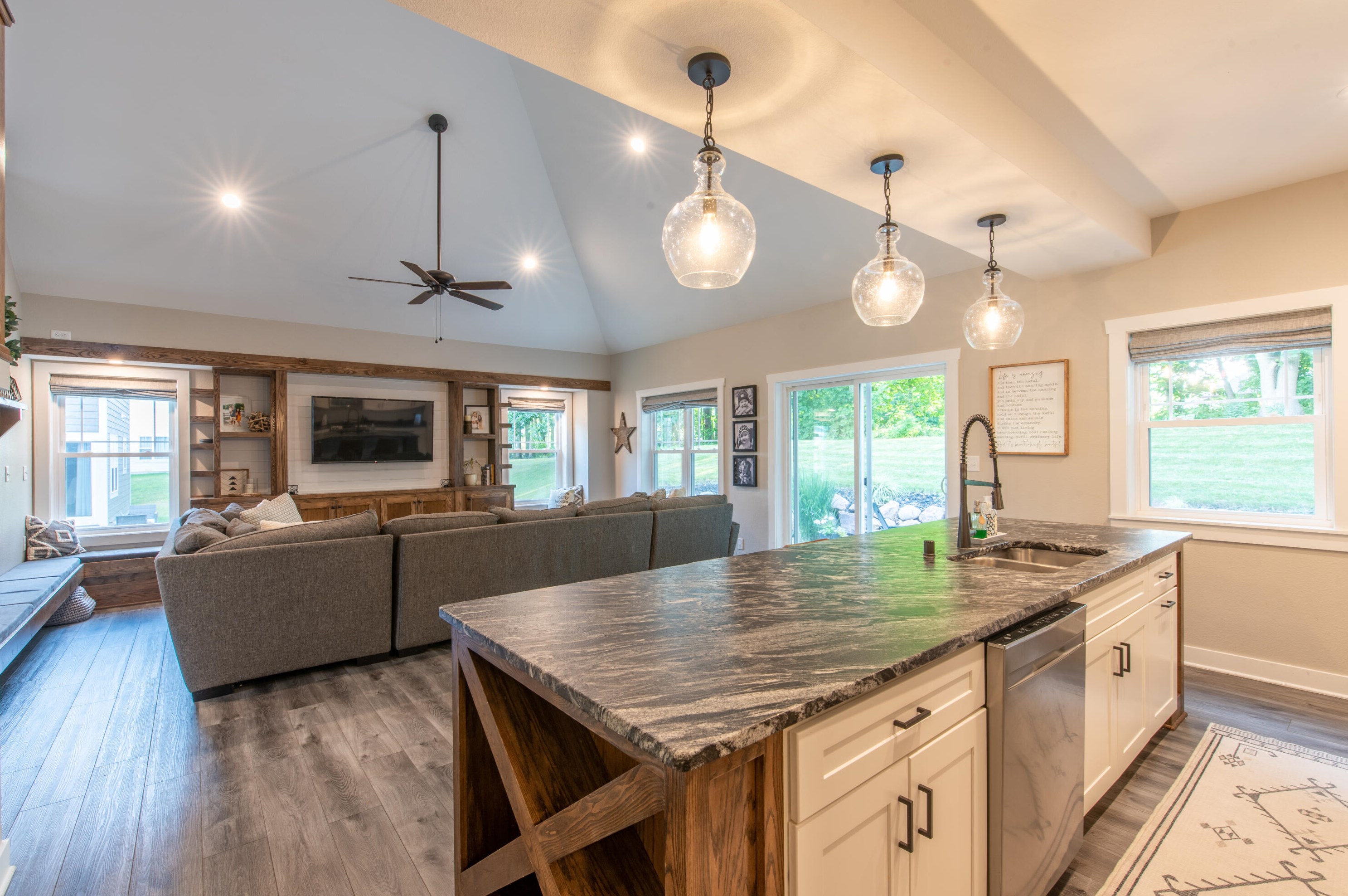 1523 Red Oak Dr, Hartford, WI 53027
