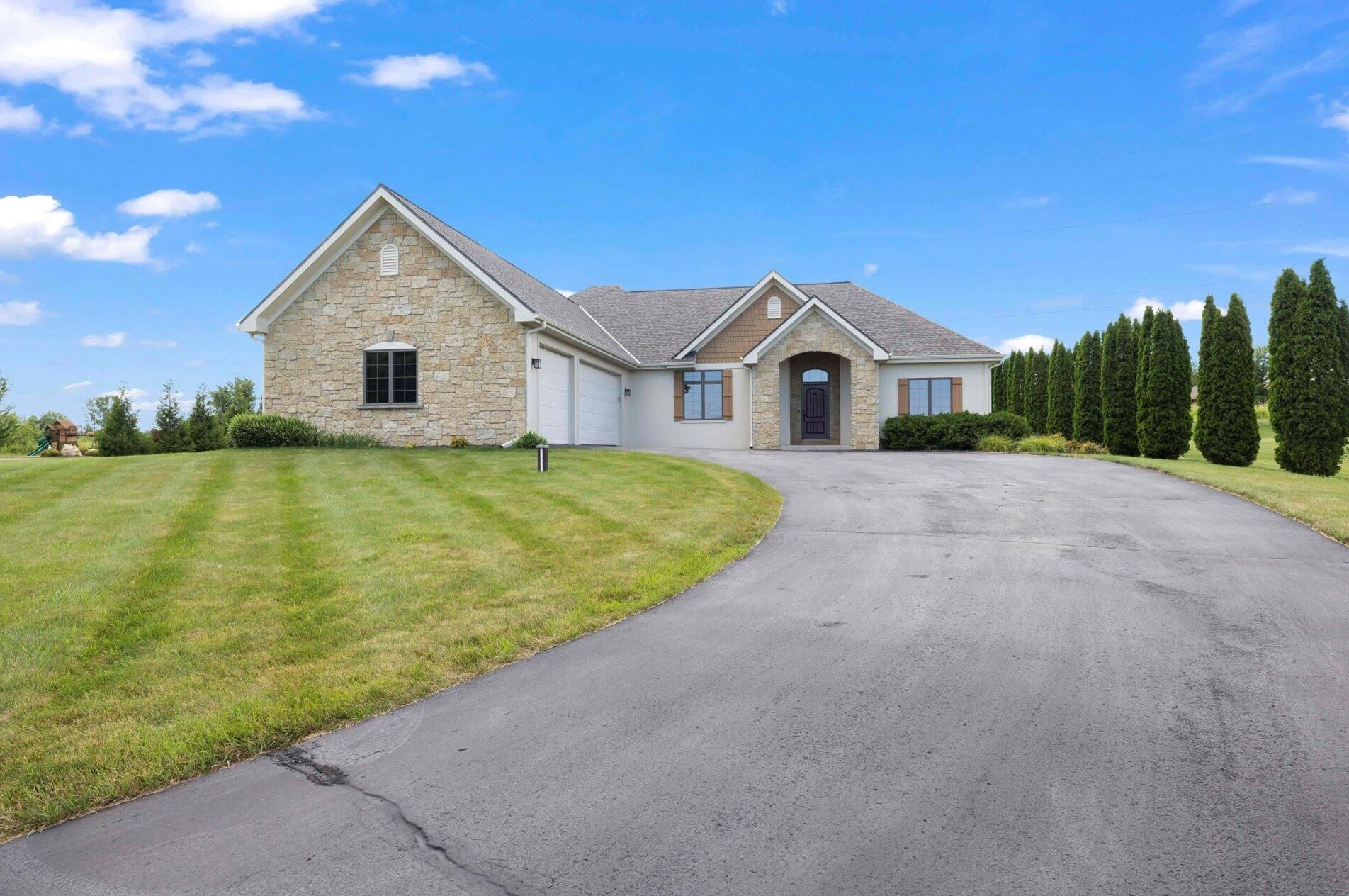 1419 Malone Ct, Cedarburg, WI 53012