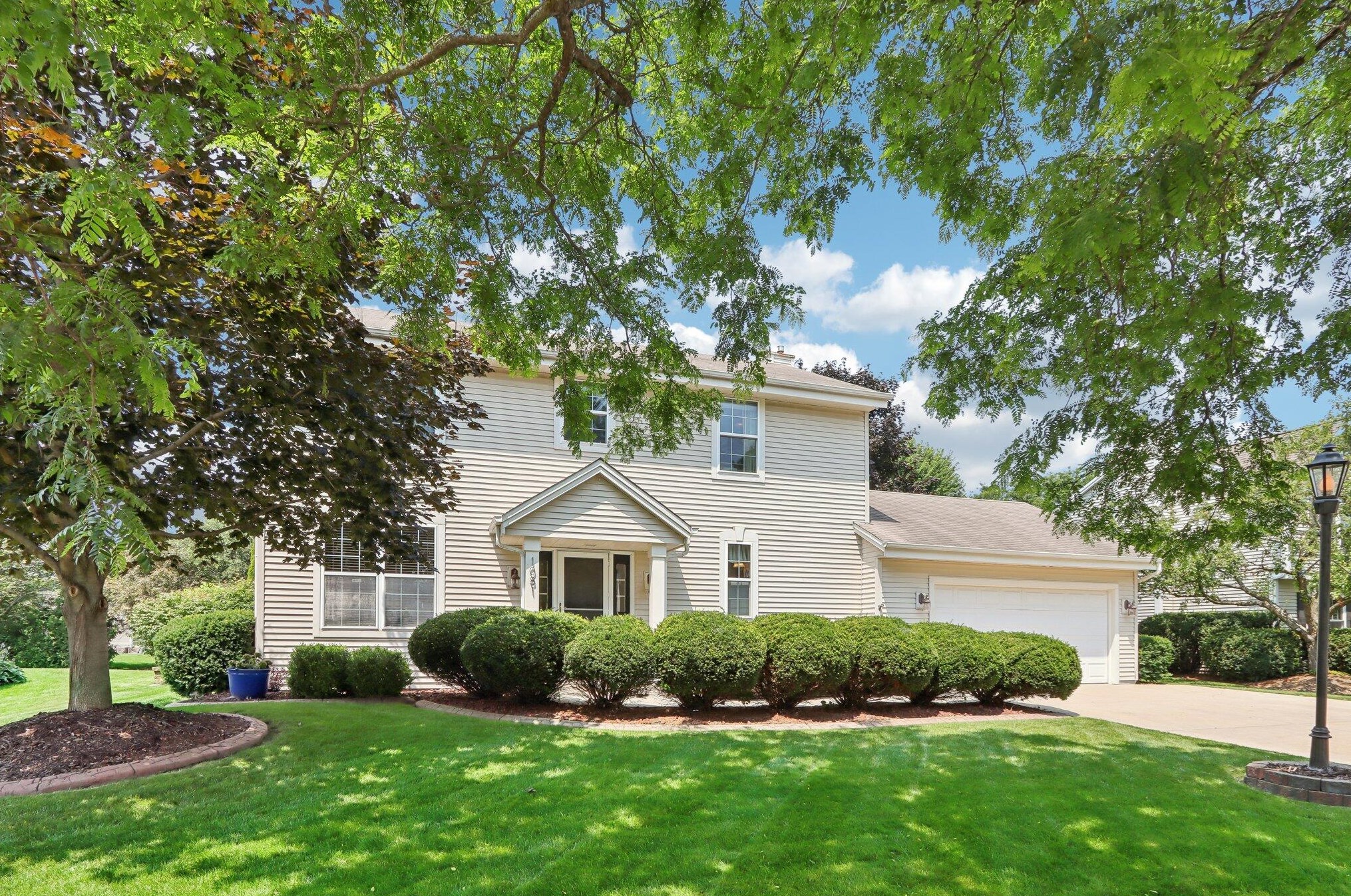 1081 Bending Brae Dr, Pewaukee, WI 53072