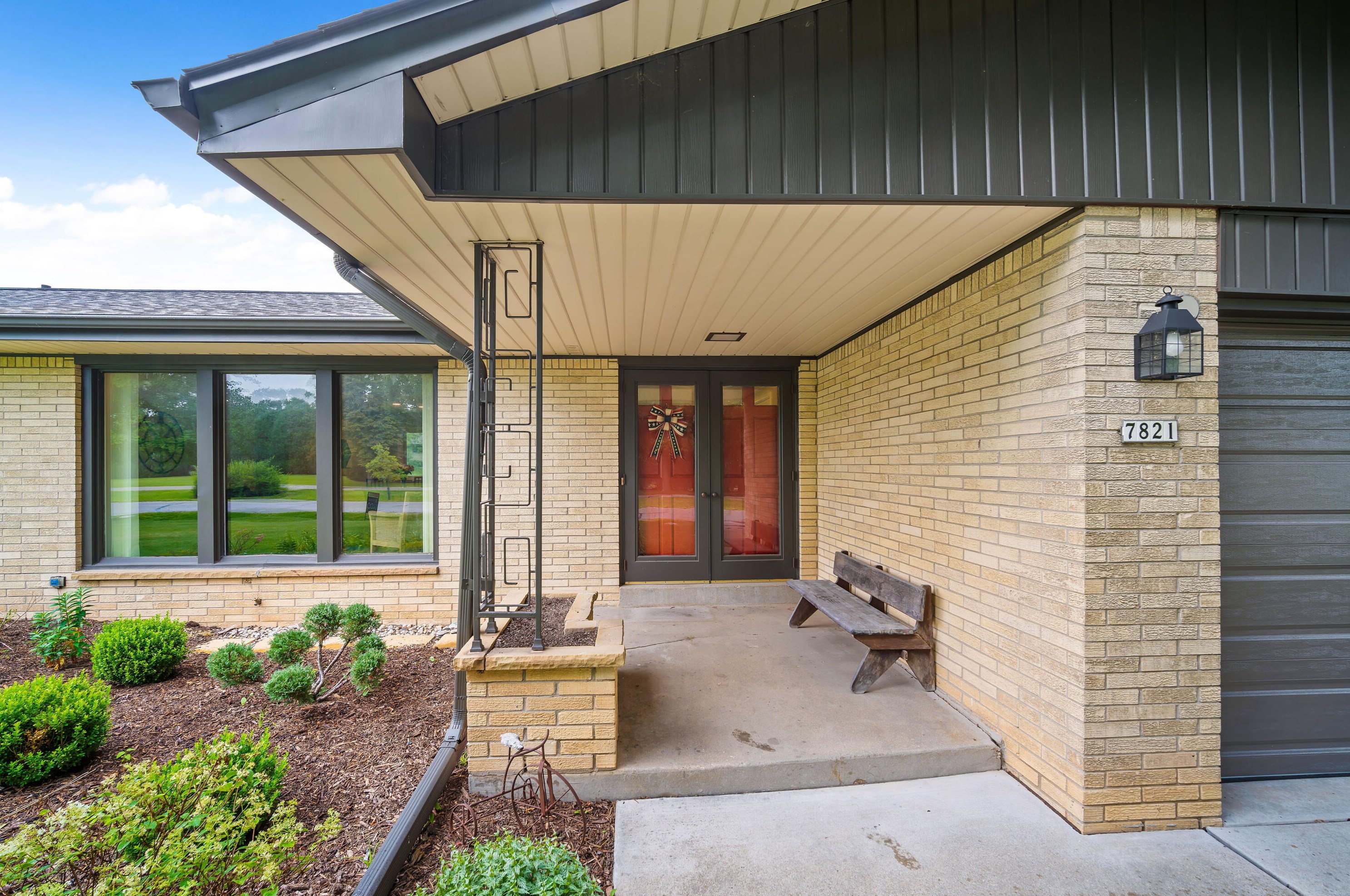 7821 Santa Monica Blvd, Milwaukee, WI 53217-3261