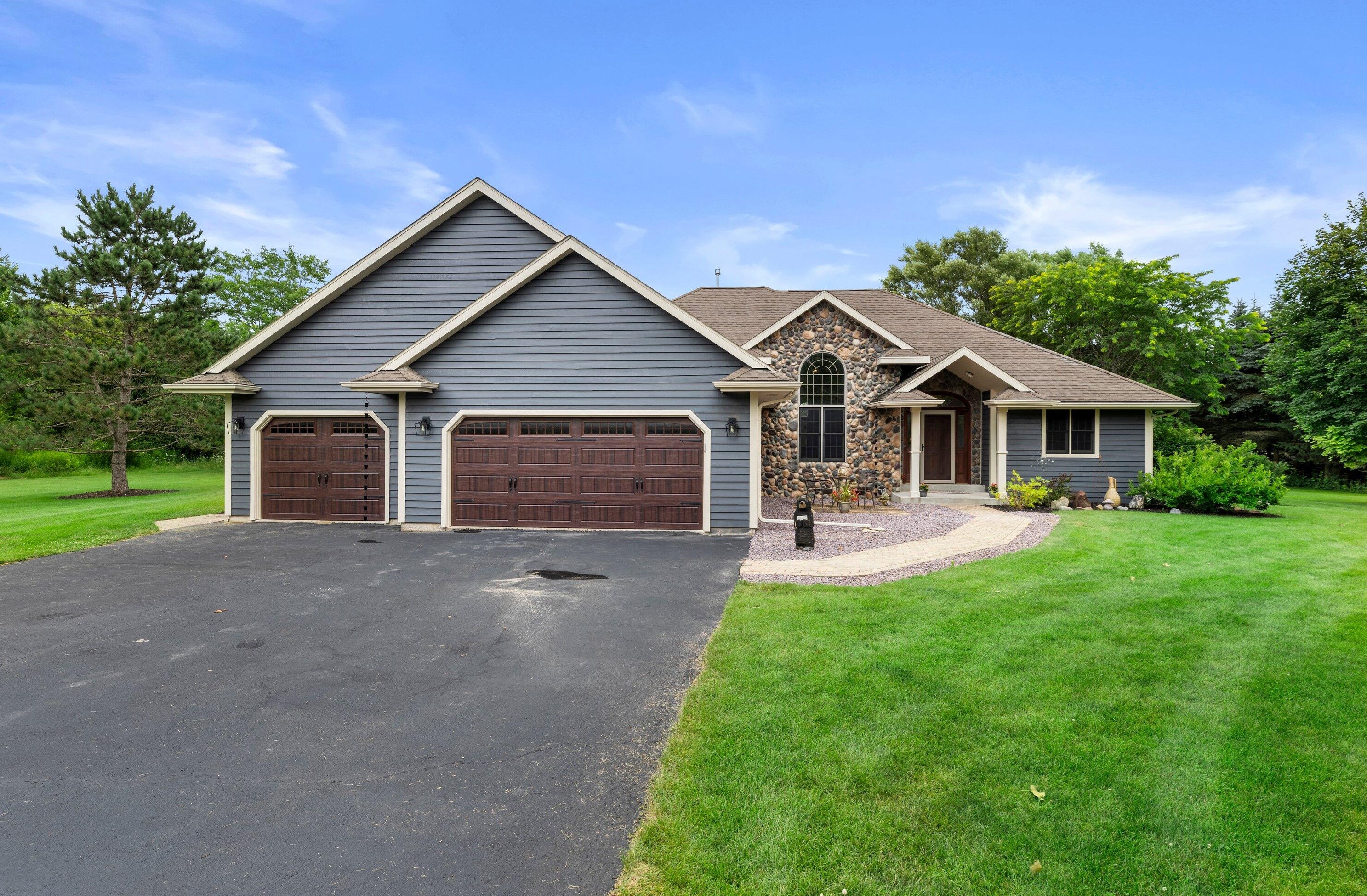 1712 Galway Rd, Hartford, WI 53027