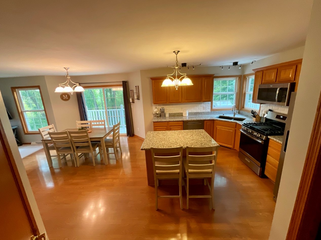 1063 Kennedy Dr, Hartford, WI 53027
