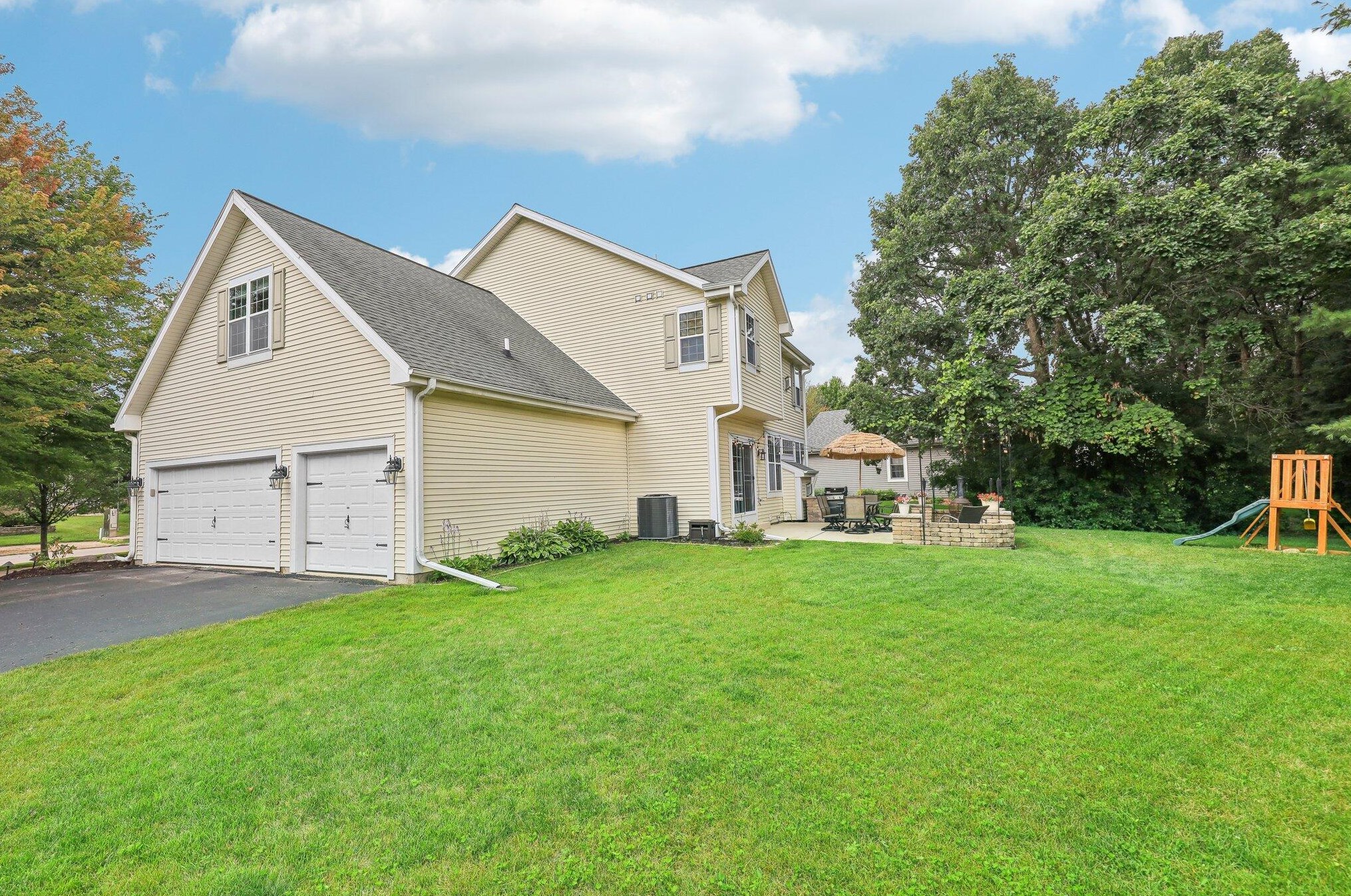 304 Woodlands Ct, Chenequa, WI 53029