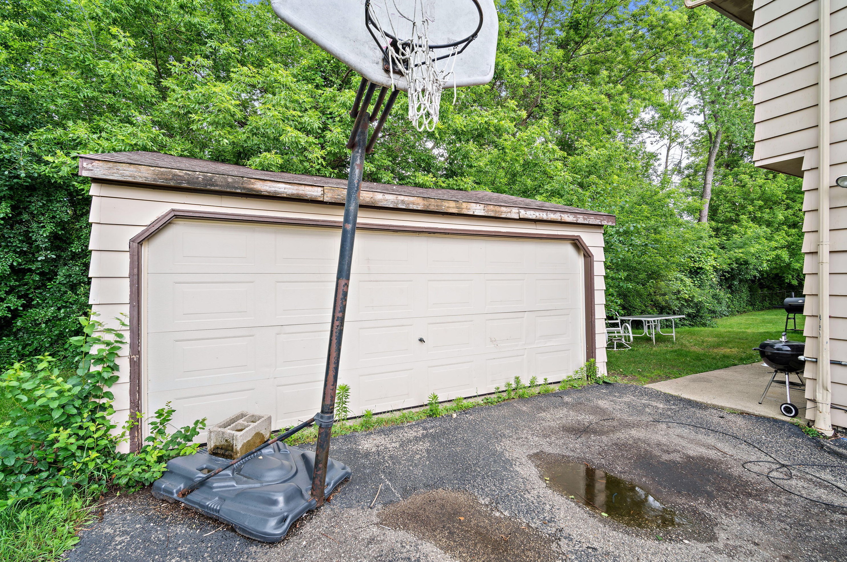 8218 93rd St, Milwaukee WI 53224-2742 exterior