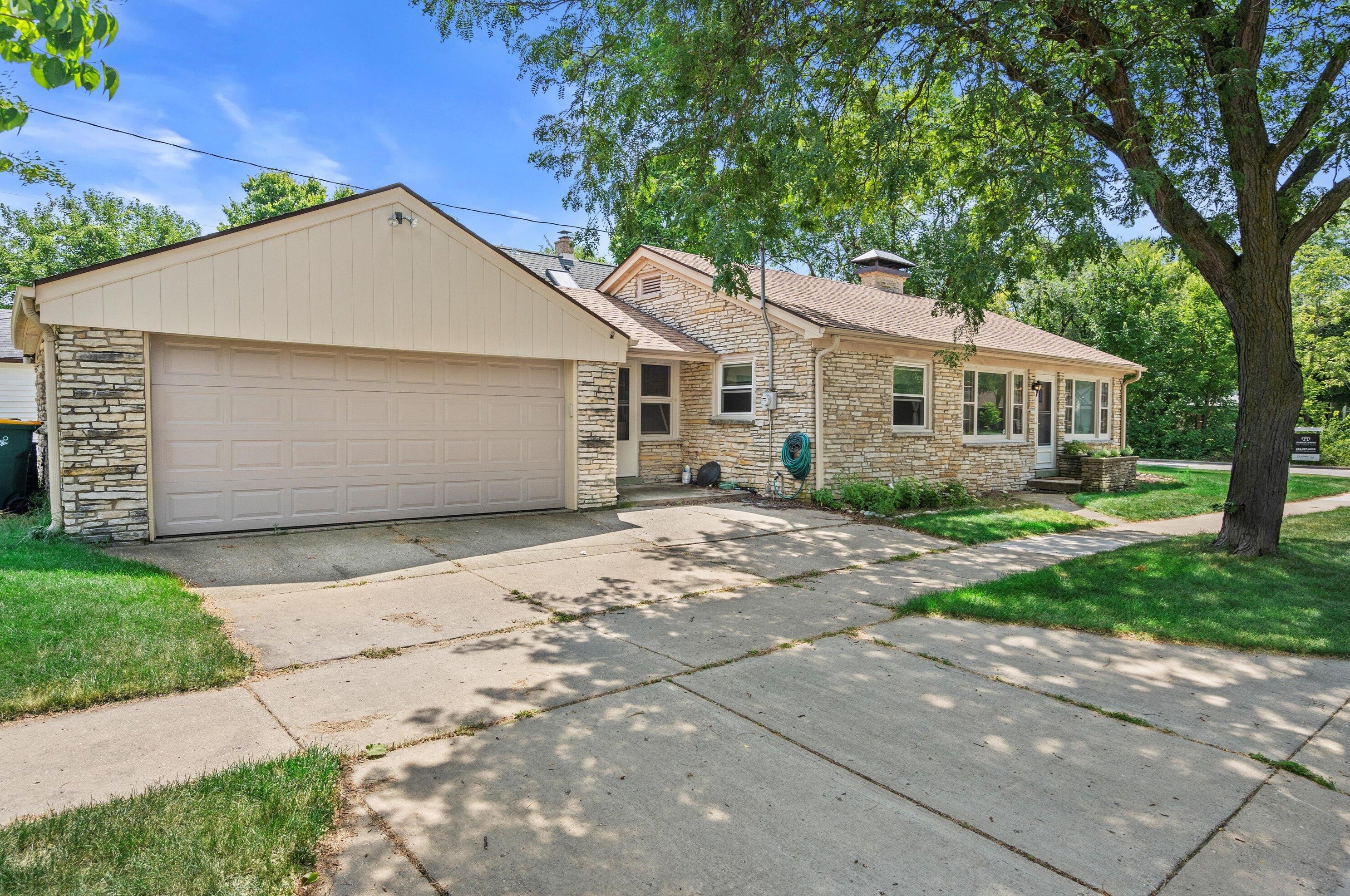 2221 W Kendall Ave, Milwaukee, WI 53209