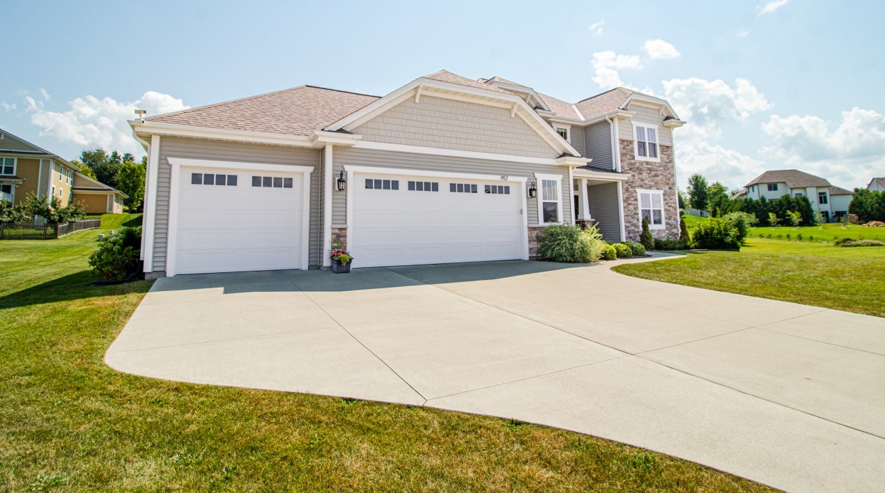957 Harrison St, Hartford, WI 53027
