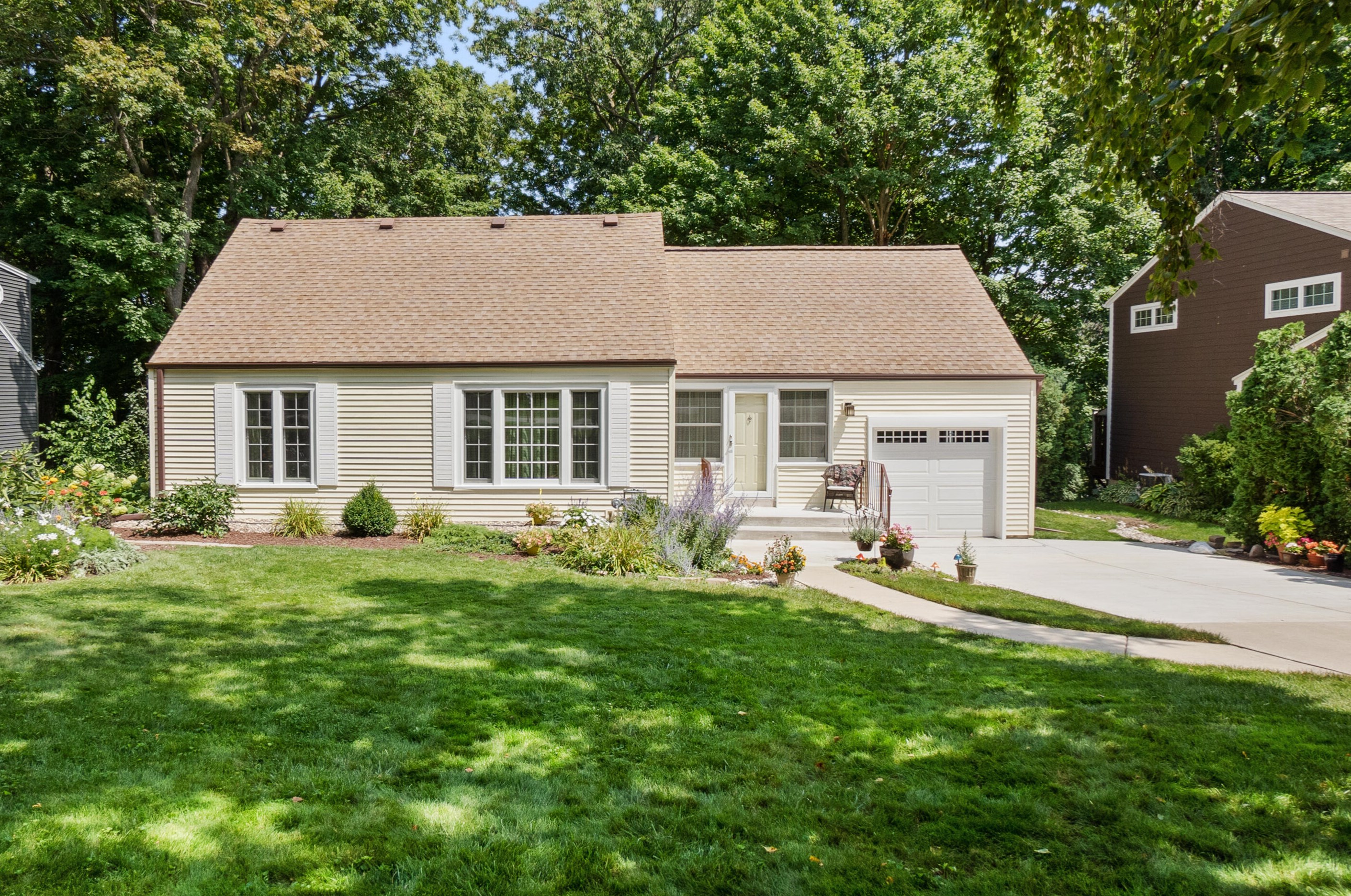 880 Apple Tree Ln, Brookfield, WI 53005