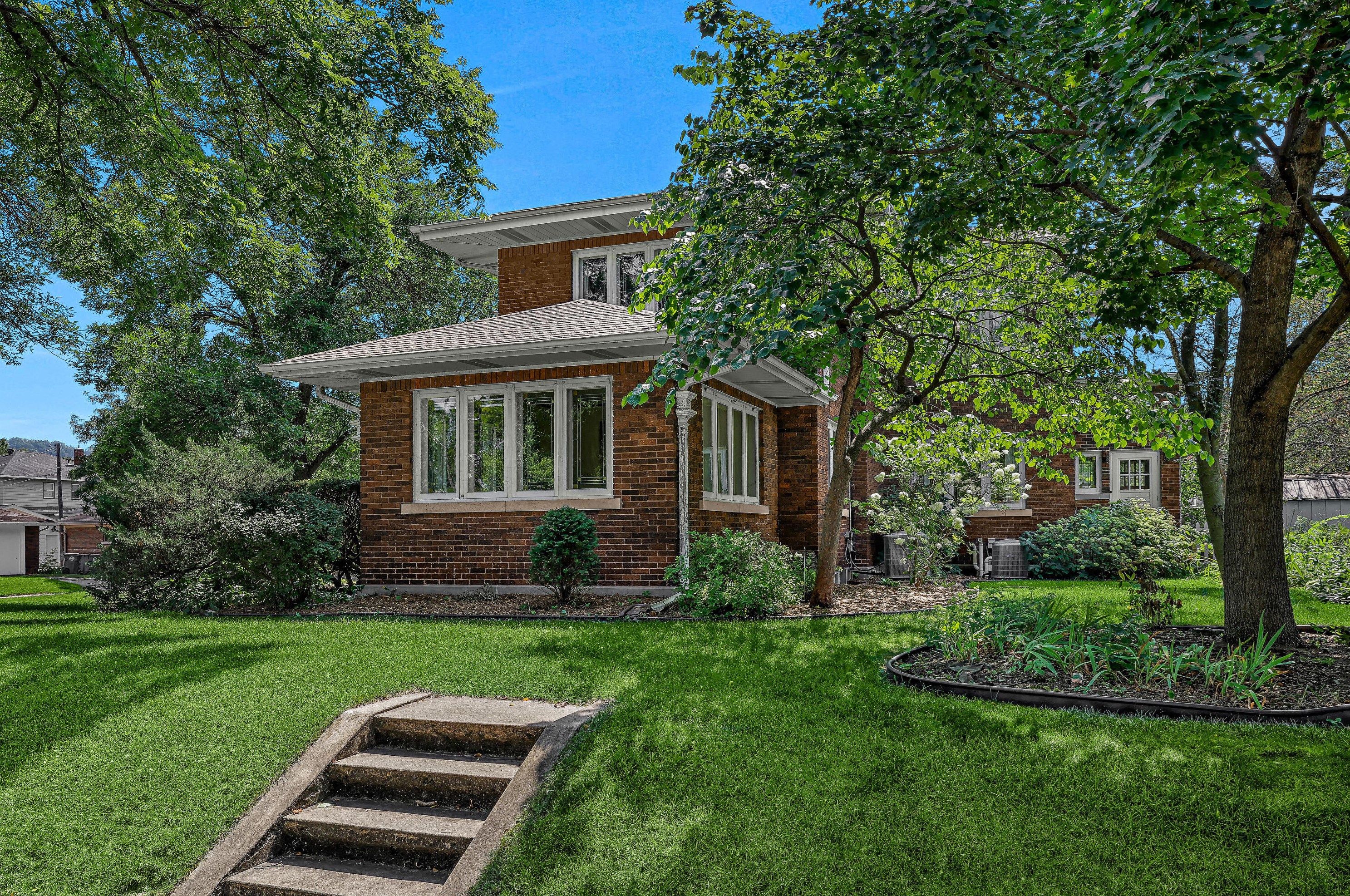 2028 Main St, La Crosse, WI 54601