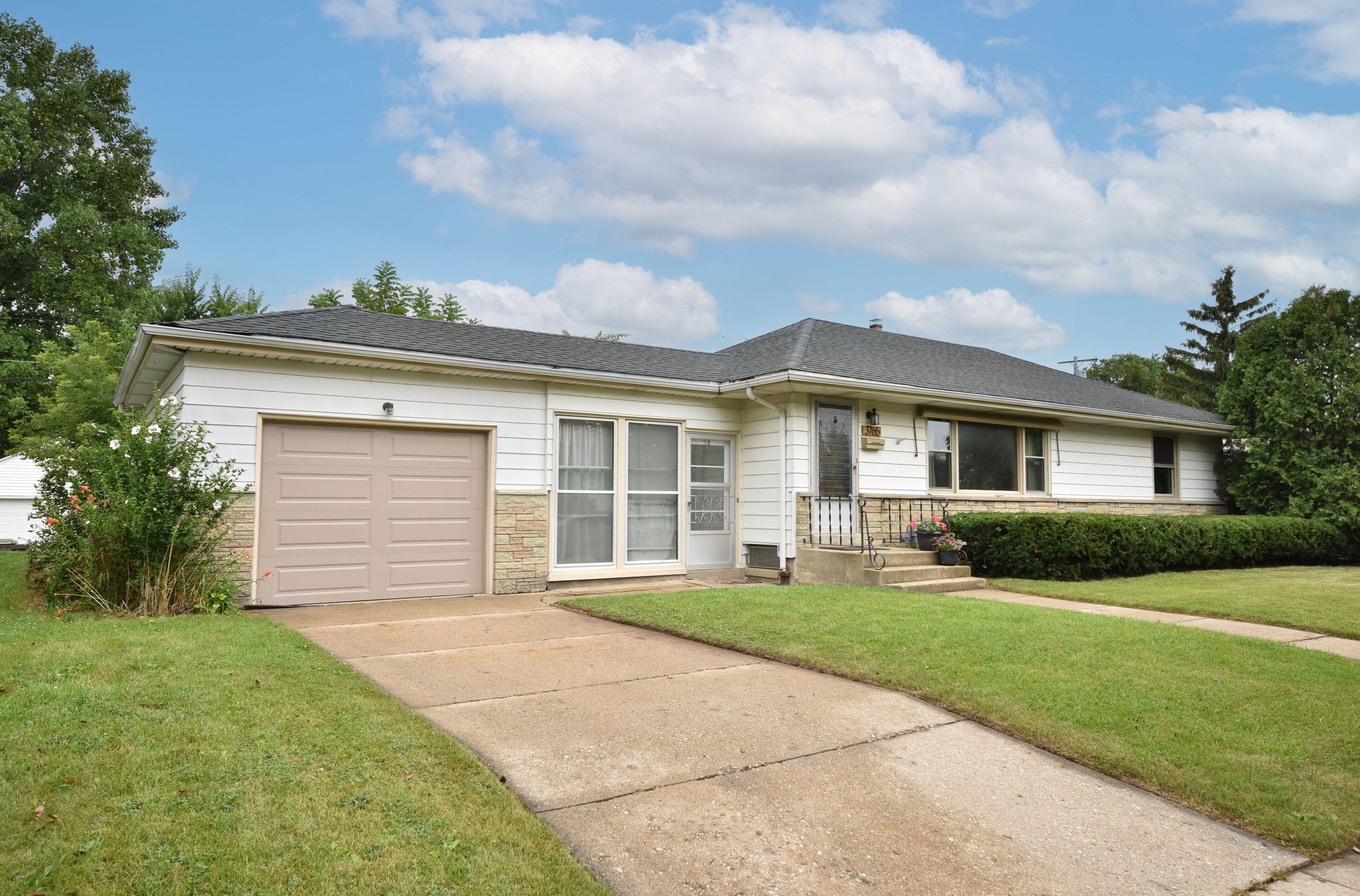 3765 N 97th Pl, Milwaukee, WI 53222
