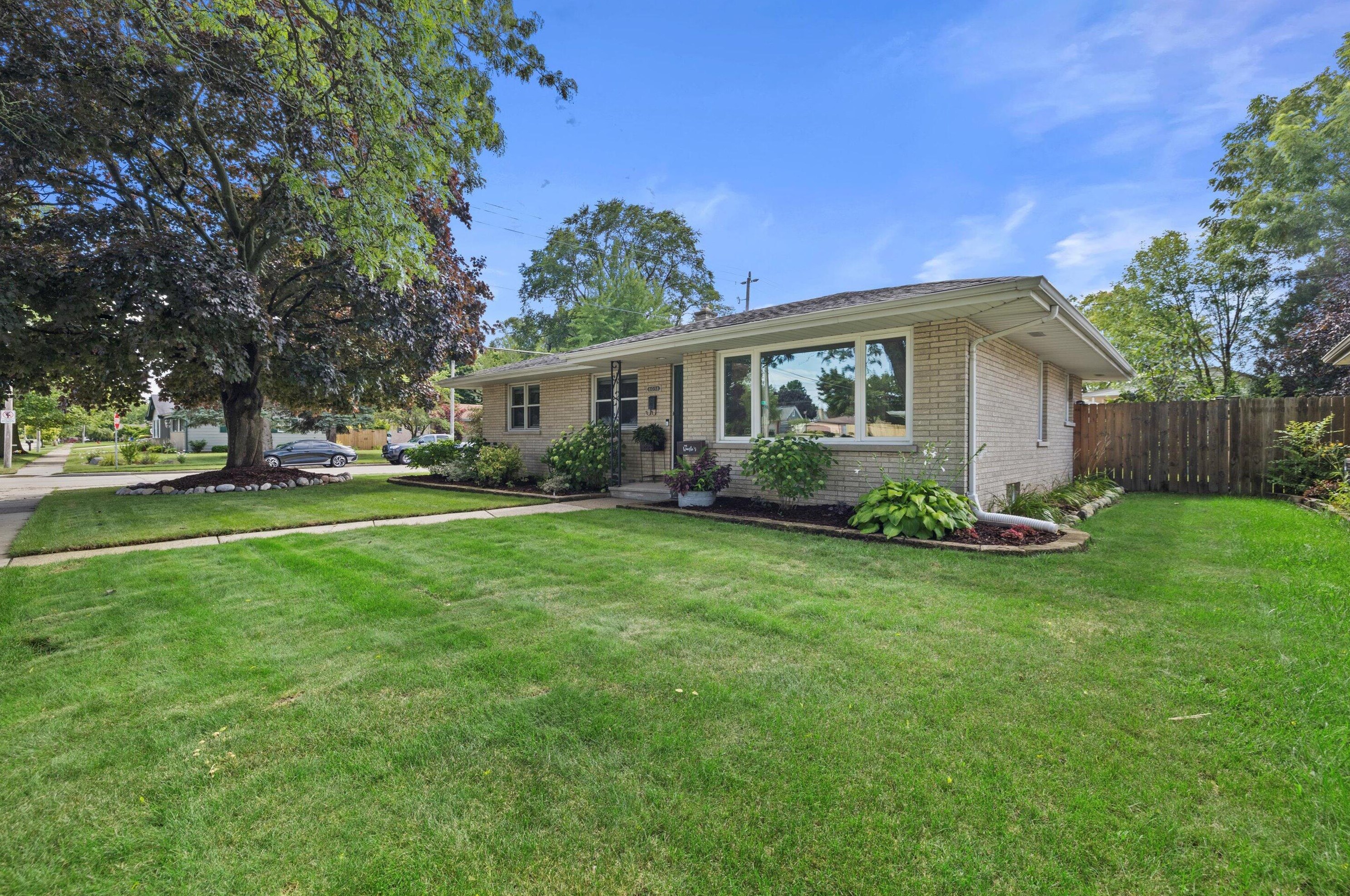 8058 17th Ave, Kenosha, WI 53143-1623