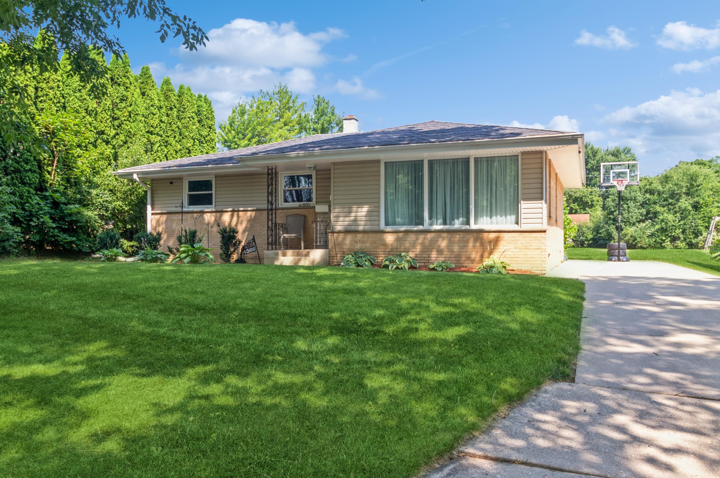 4566 W Kiley Ave, Milwaukee, WI 53223