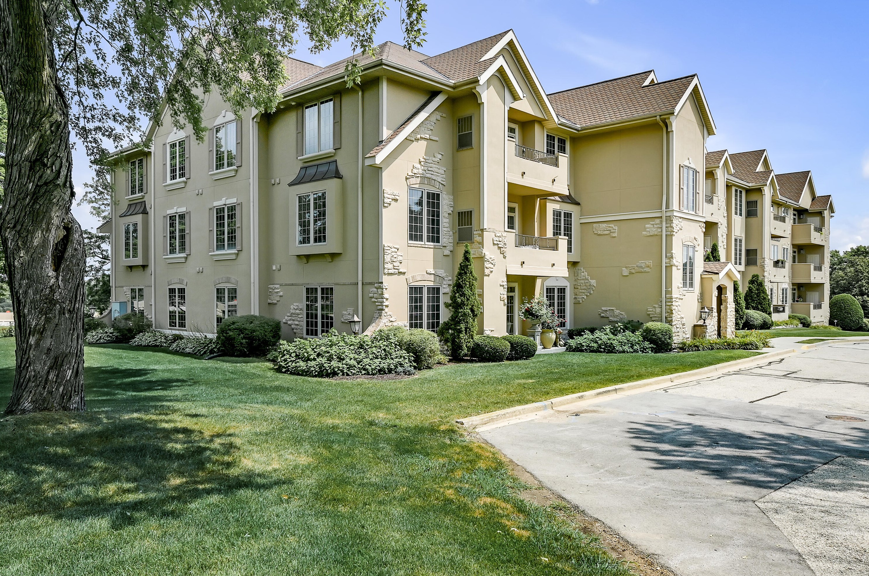2912 University Dr, Waukesha WI  53188-1495 exterior