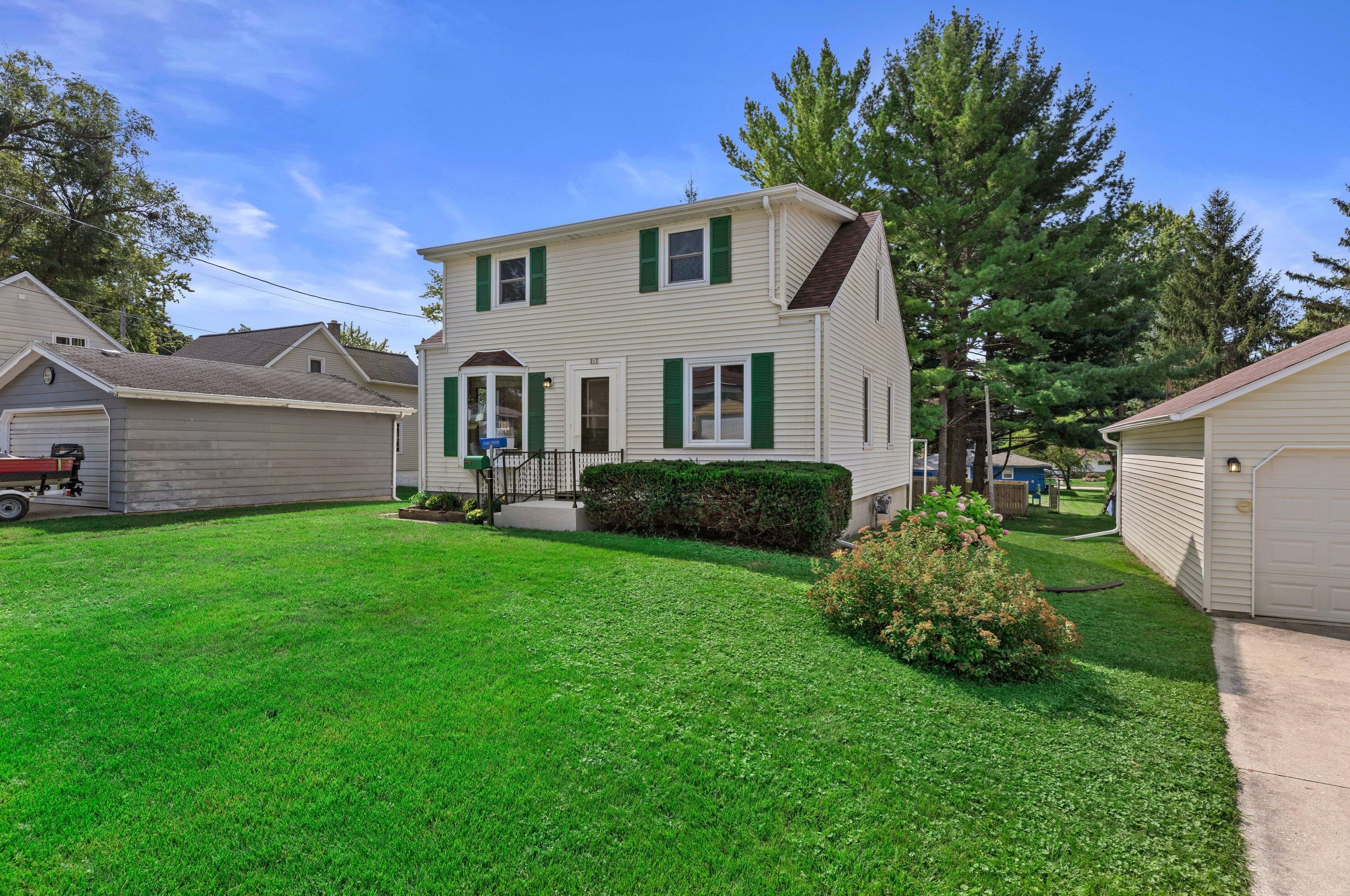 217 W Rogers St, Hartford, WI 53027