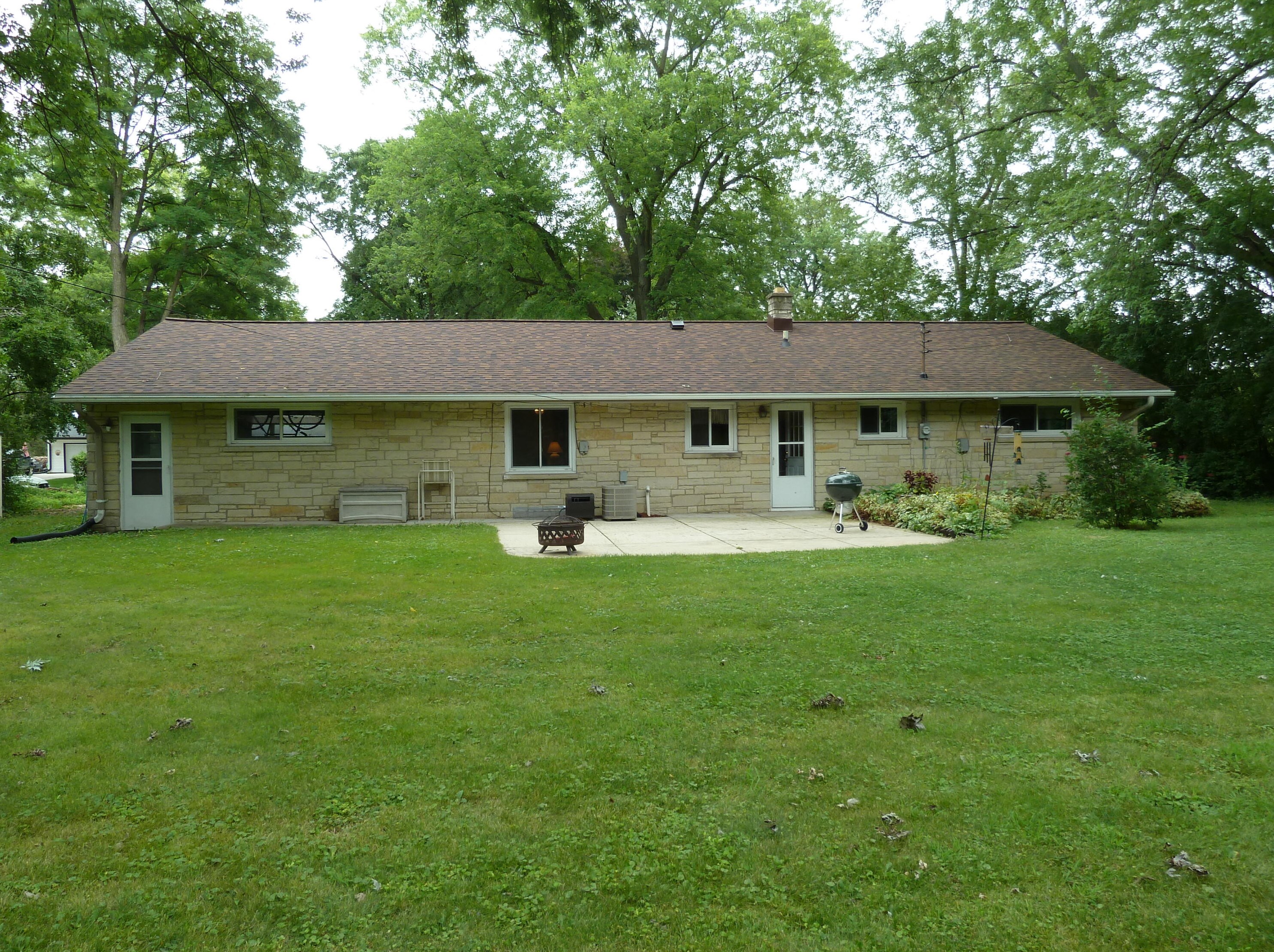 3885 Glen Echo Dr, Brookfield, WI 53005