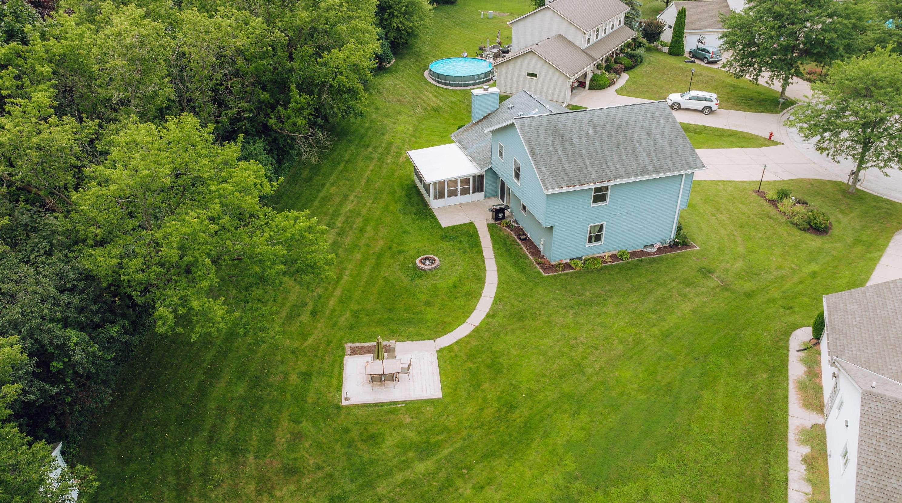 7276 S Dover Hill Ct, Hales Corners, WI 53132