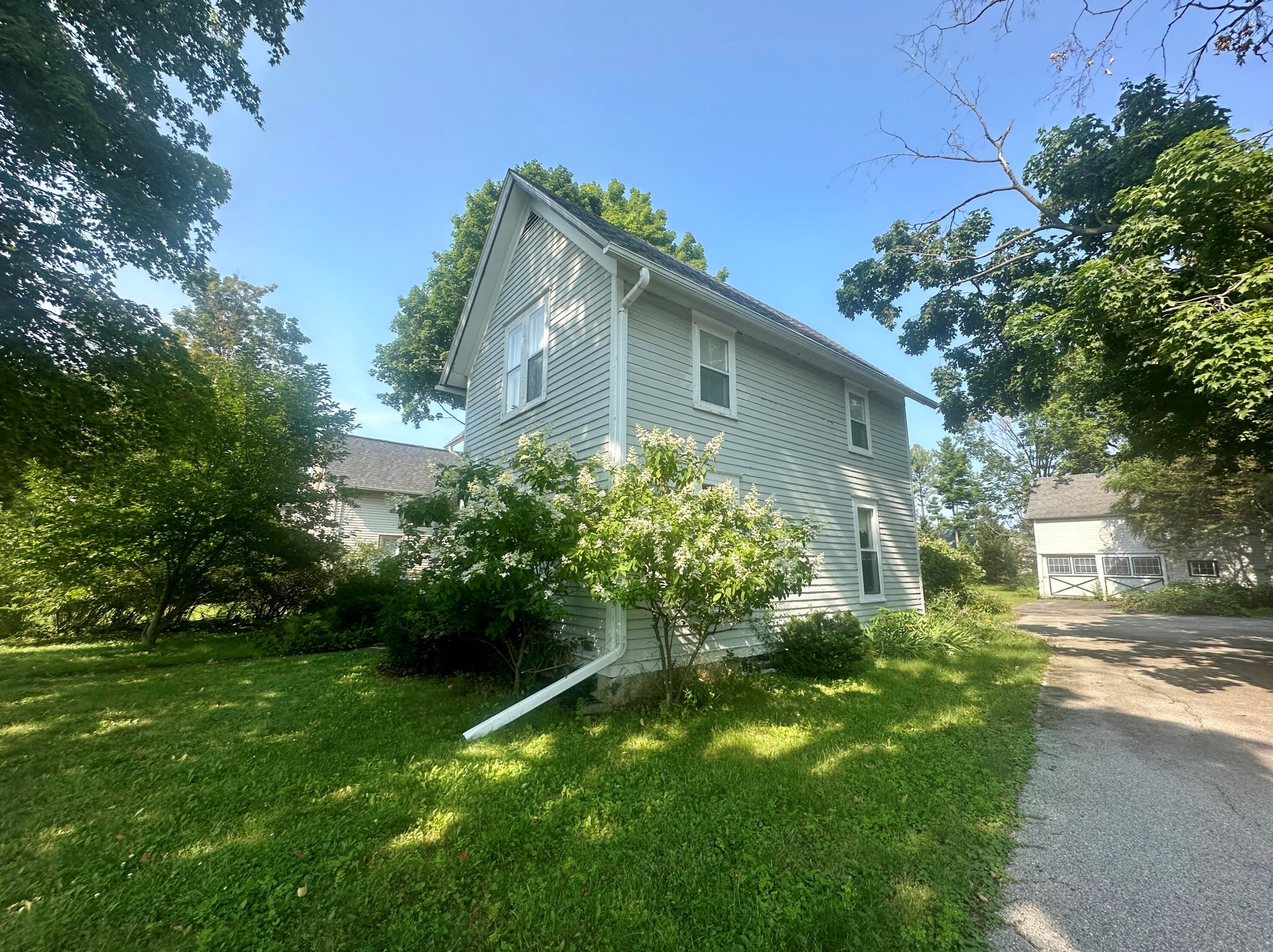 216 Maple Ave, Chenequa, WI 53029
