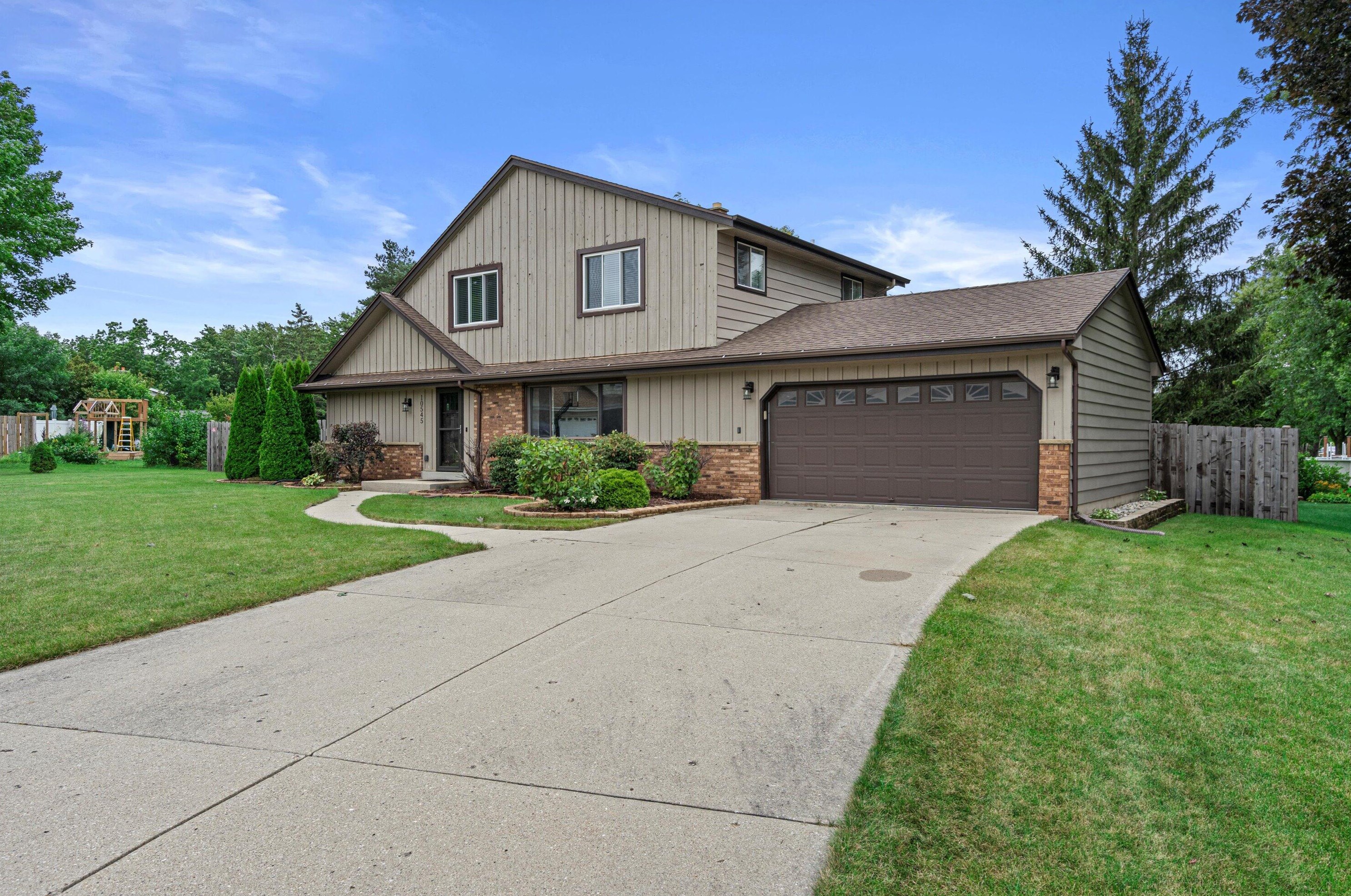 10545 Beacon Hill Ct, Hales Corners, WI 53132