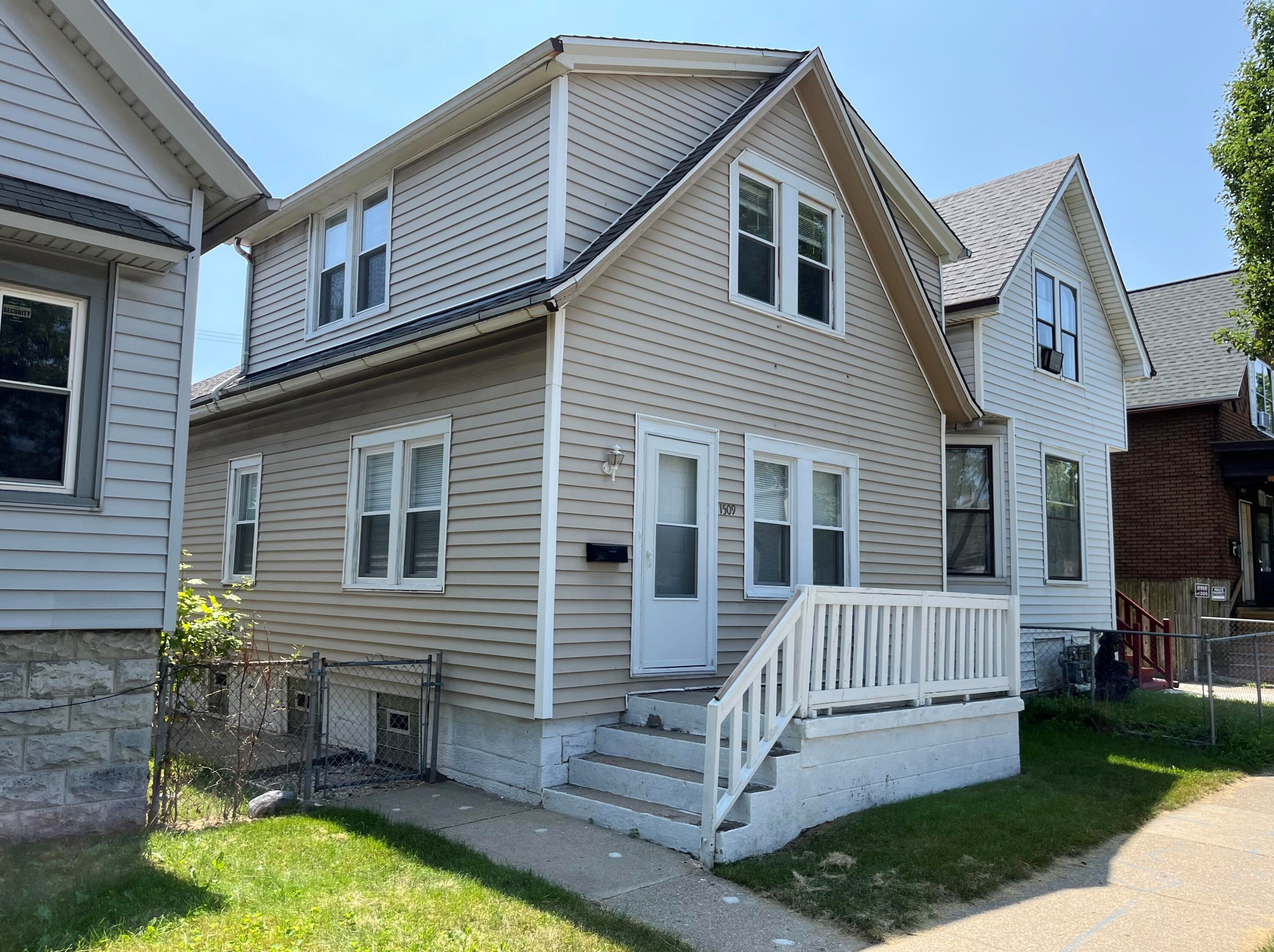 1509 W Scott St, Milwaukee, WI 53204