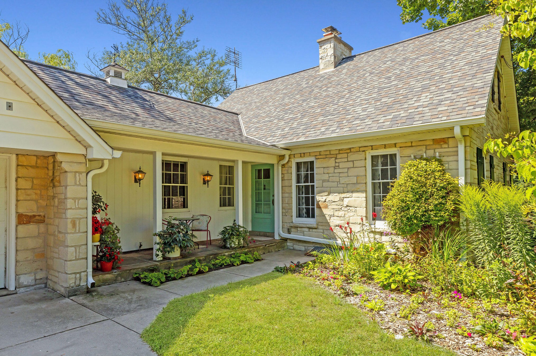 127 W Green Tree Rd, Milwaukee, WI 53217