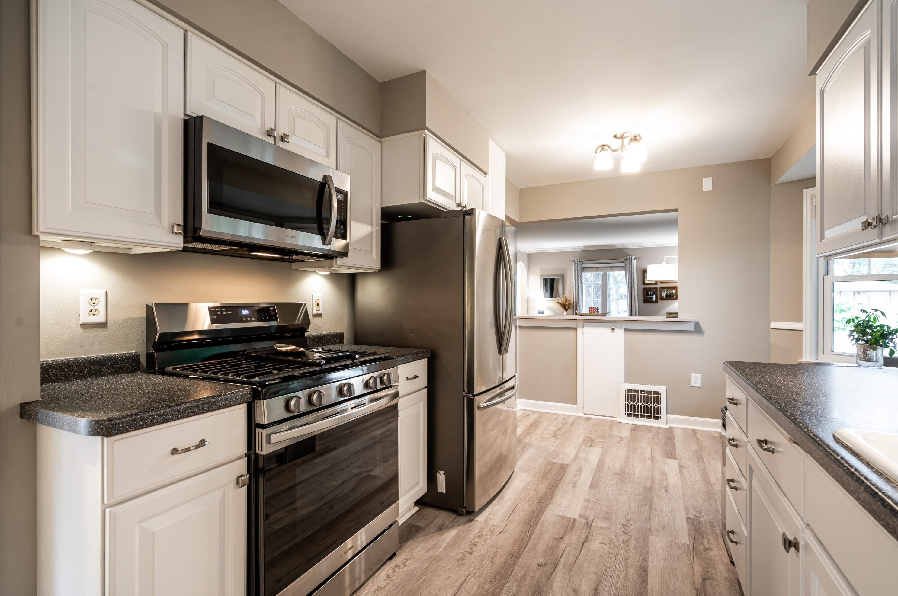 6621 Howard Ave, Milwaukee WI  53220-1805 exterior