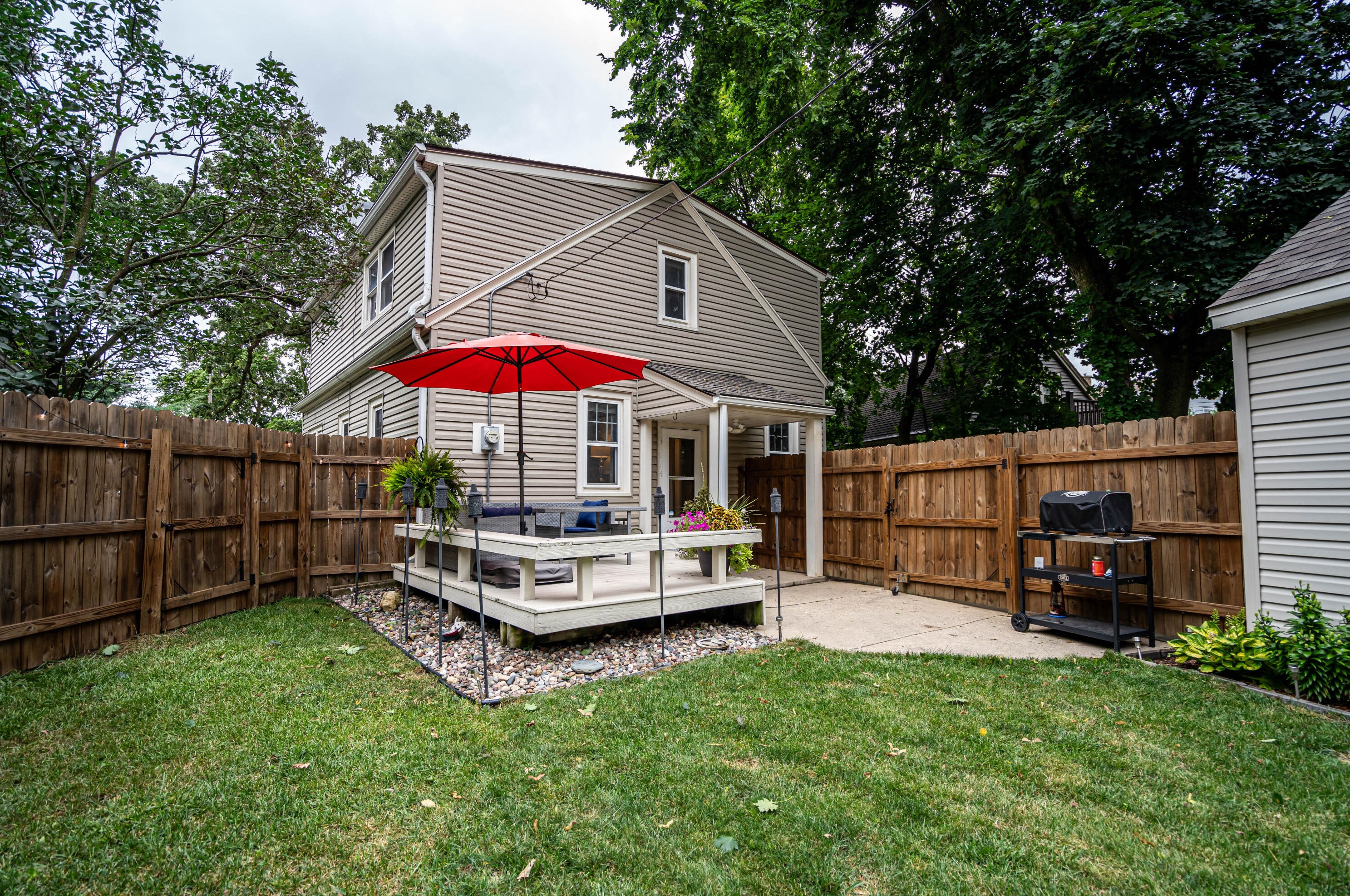 6621 Howard Ave, Milwaukee WI  53220-1805 exterior