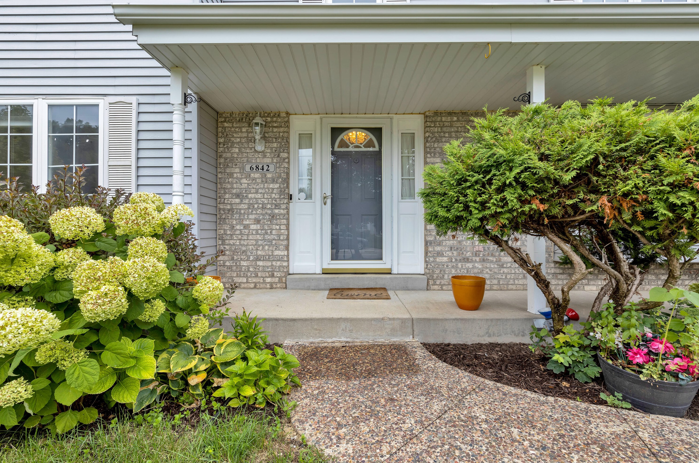 6842 S Dory Dr, Hales Corners, WI 53132