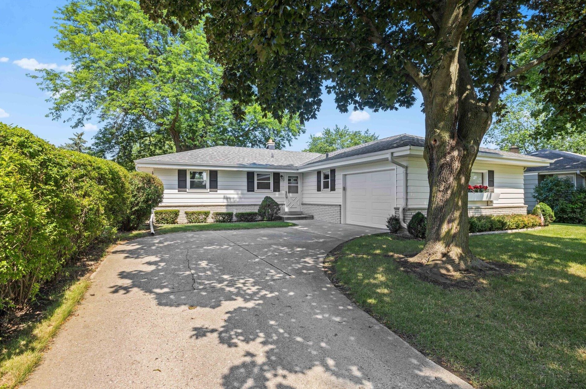 5656 S Honey Creek Dr, Milwaukee, WI 53221
