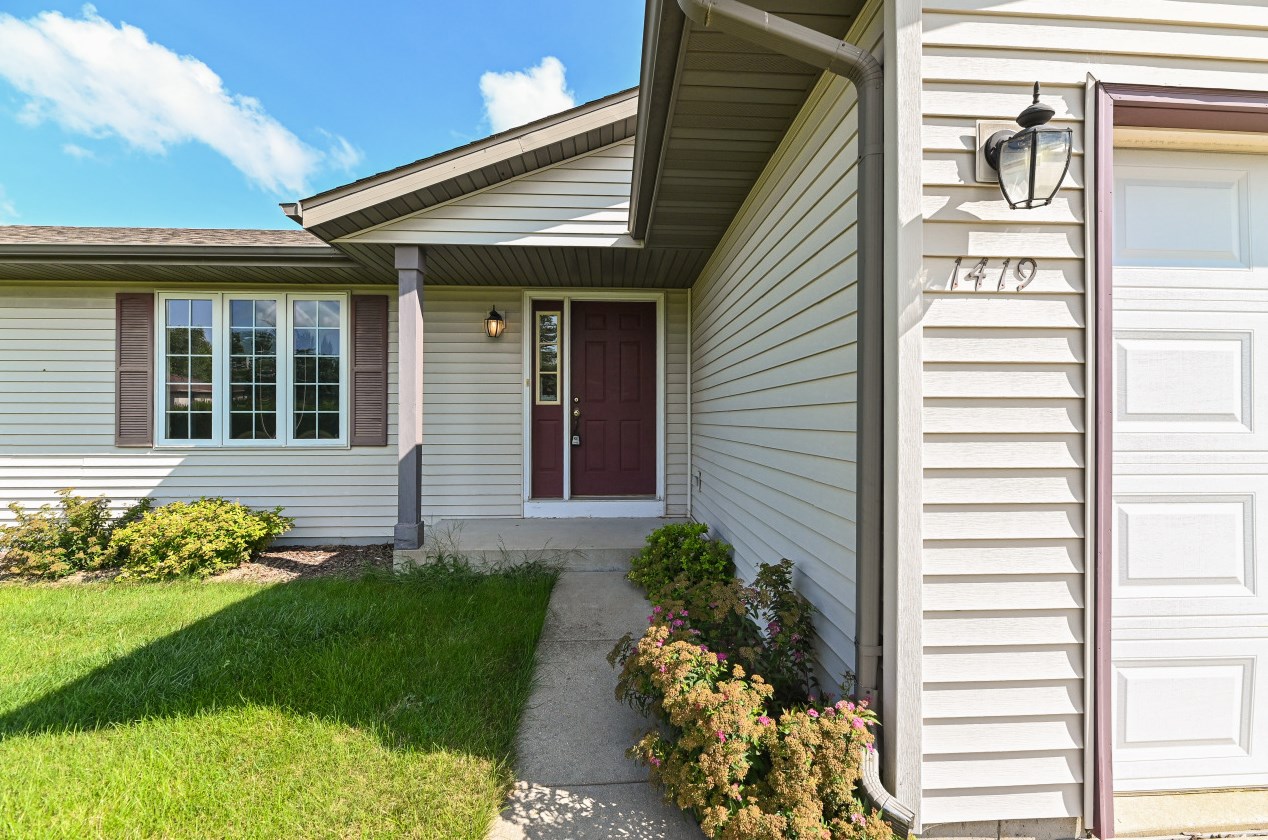 1419 Whispering Pines Dr, Delavan, WI 53115