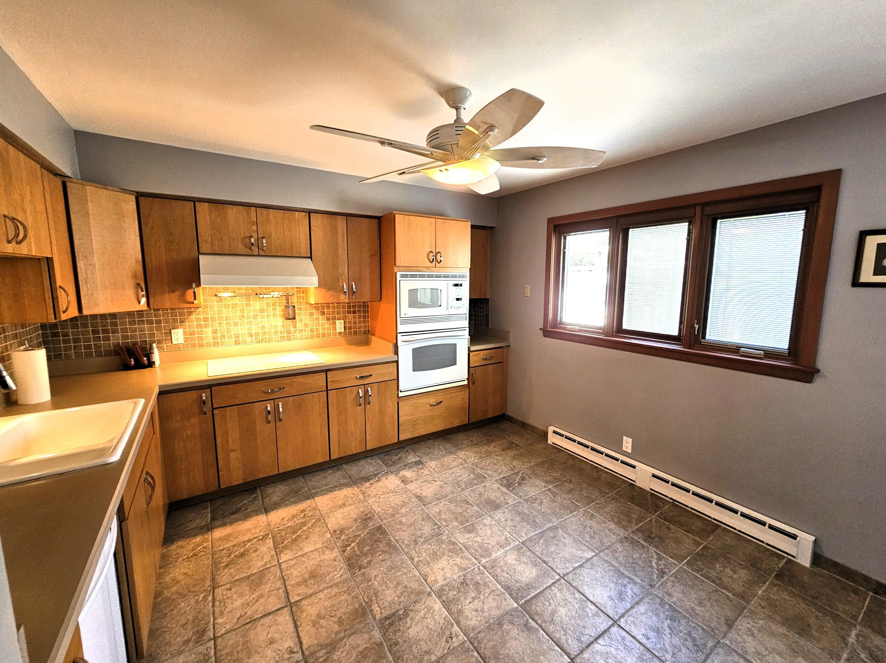 5209 S Camelot Ln, Milwaukee, WI 53221