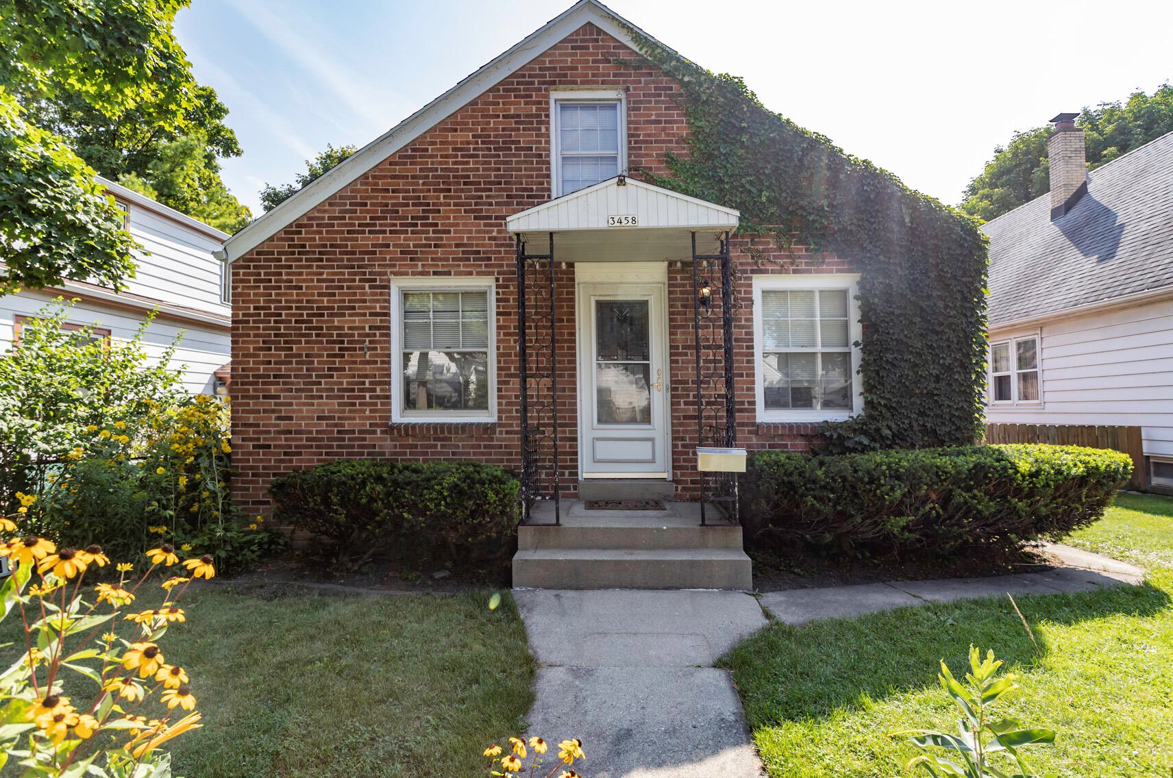 3458 18th St, Milwaukee, WI 53206-2348