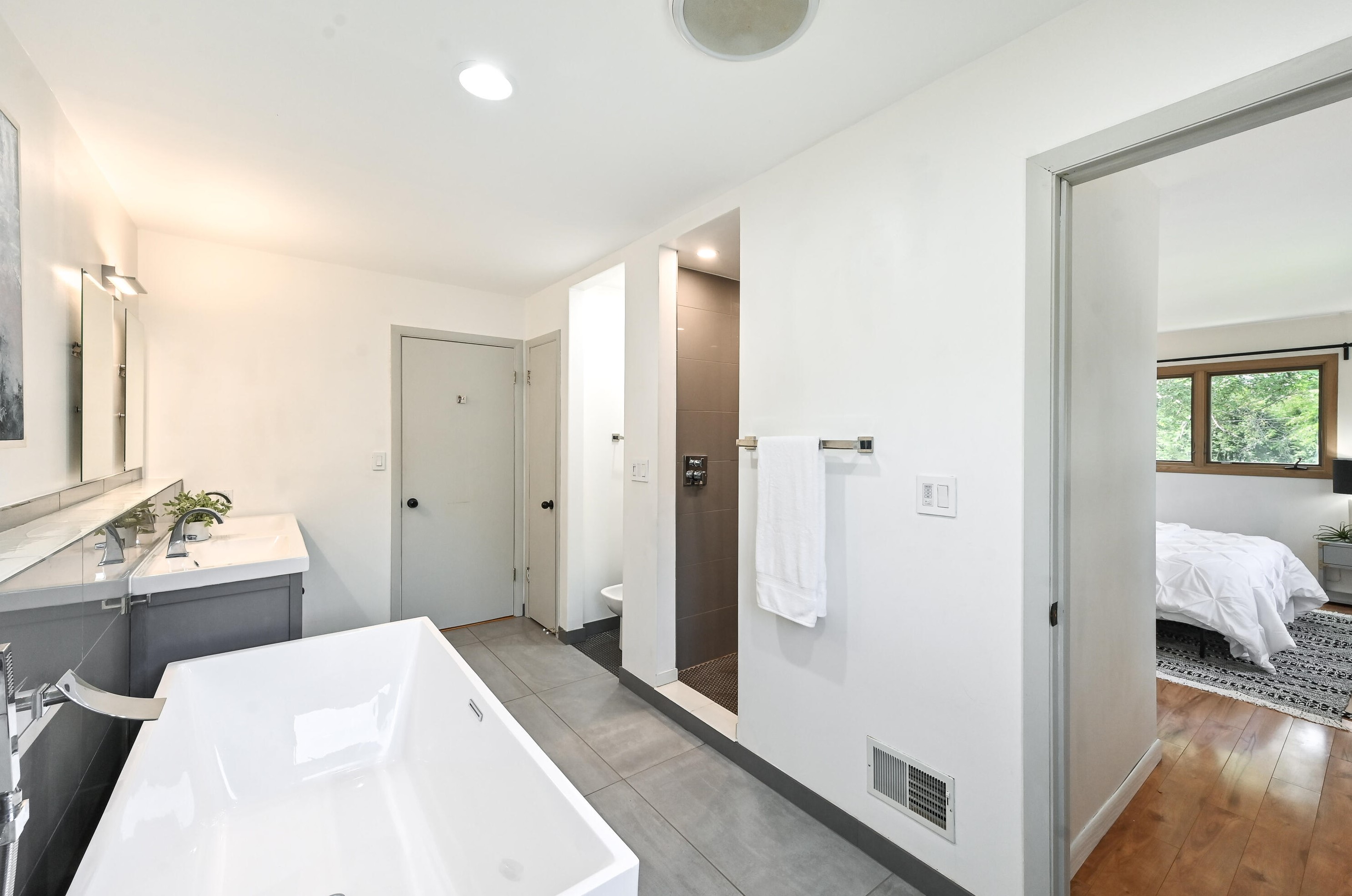 4315 Lk Dr, Milwaukee WI 53211-1725 exterior