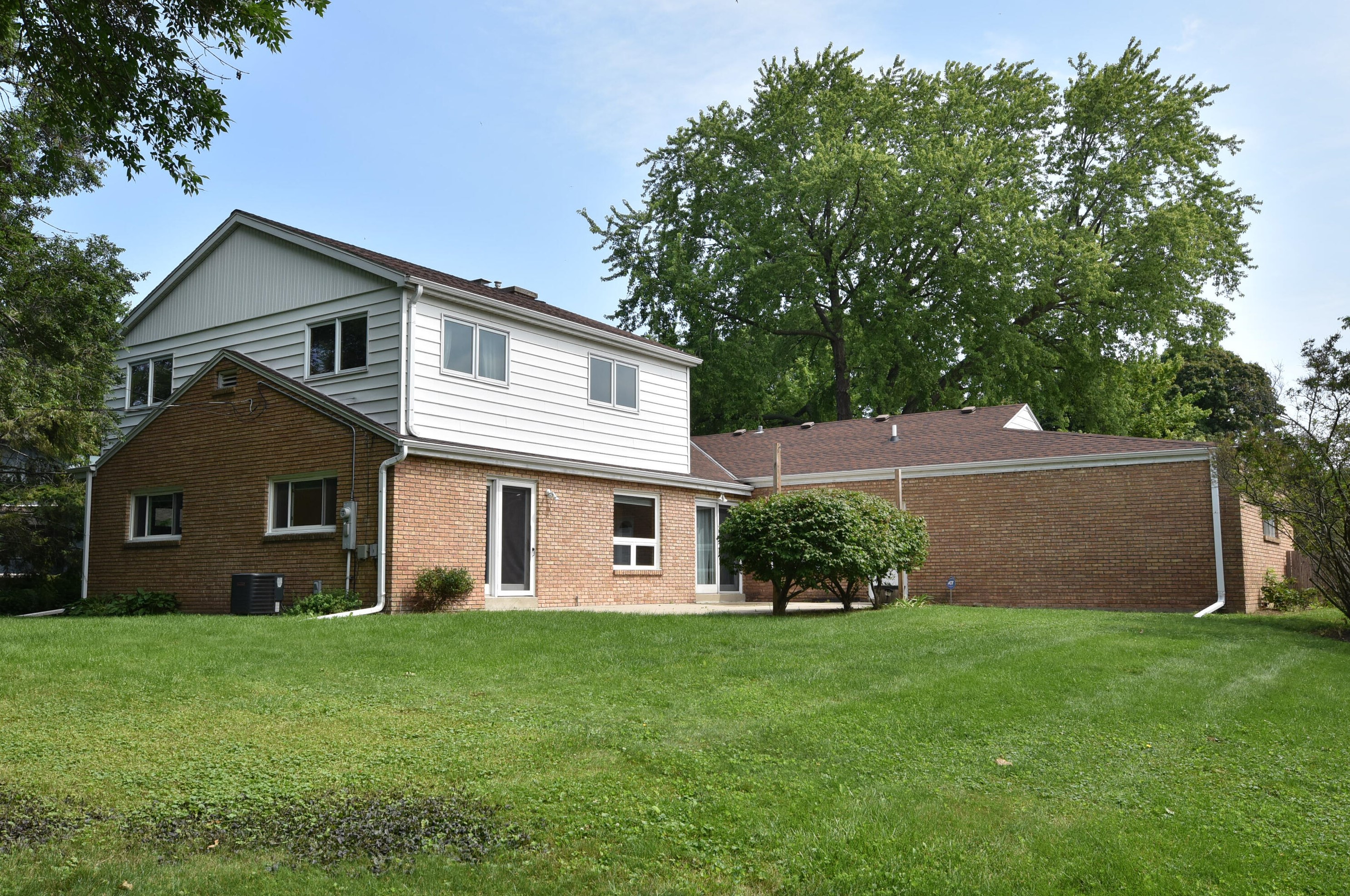 4315 Lk Dr, Milwaukee WI 53211-1725 exterior