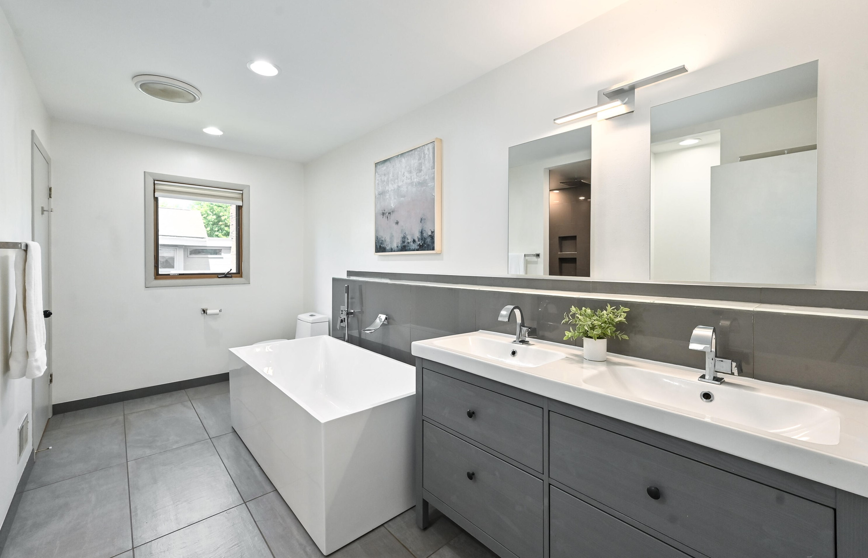 4315 Lk Dr, Milwaukee WI 53211-1725 exterior