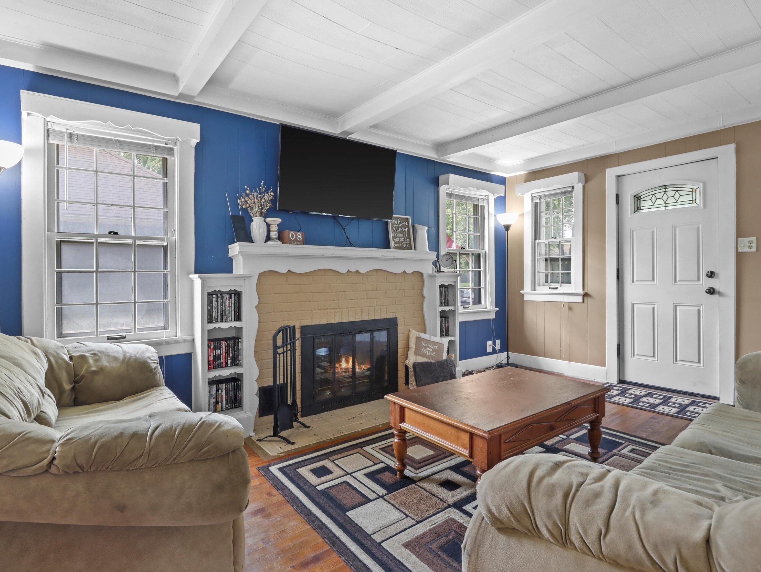 624 105th St, Milwaukee, WI 53214-1107