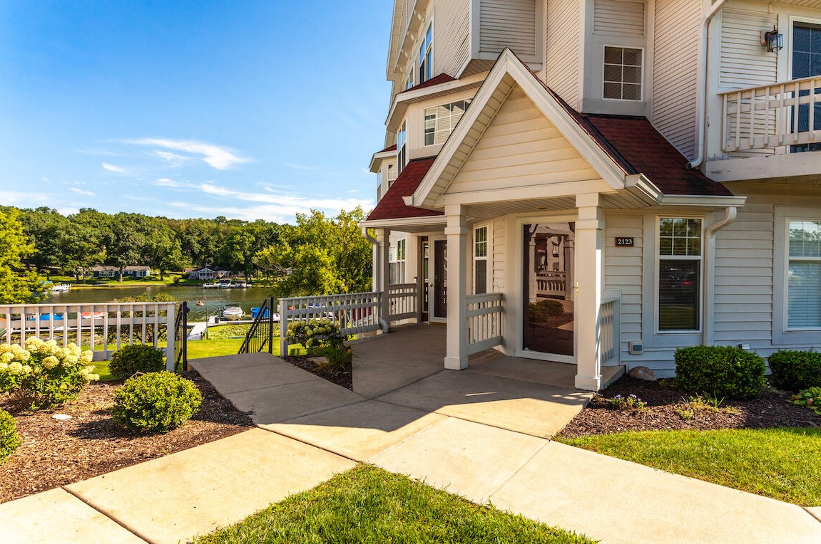 2123 Landings Ln, Delavan, WI 53115