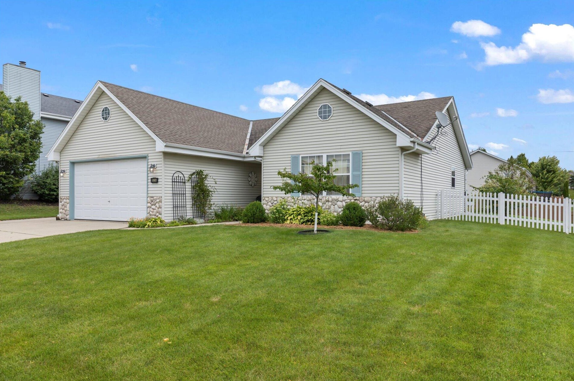 1514 Cardinal Dr, Hartford, WI 53027