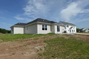 518 Woodside Ct, West Bend, WI 53095 - Photo 8