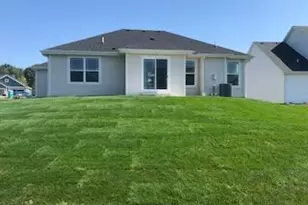 518 Woodside Ct, West Bend, WI 53095 - Photo 4