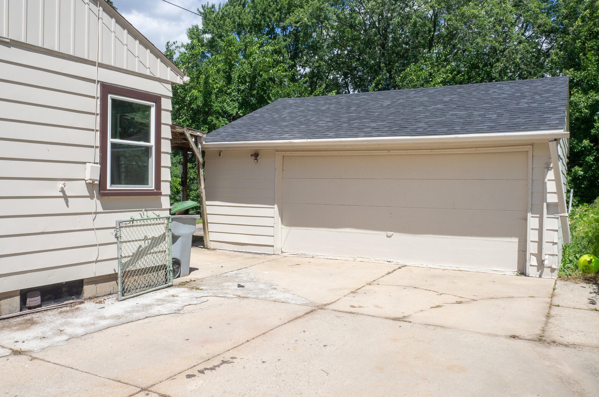 7320 W Tallmadge Pl, Milwaukee, WI 53218