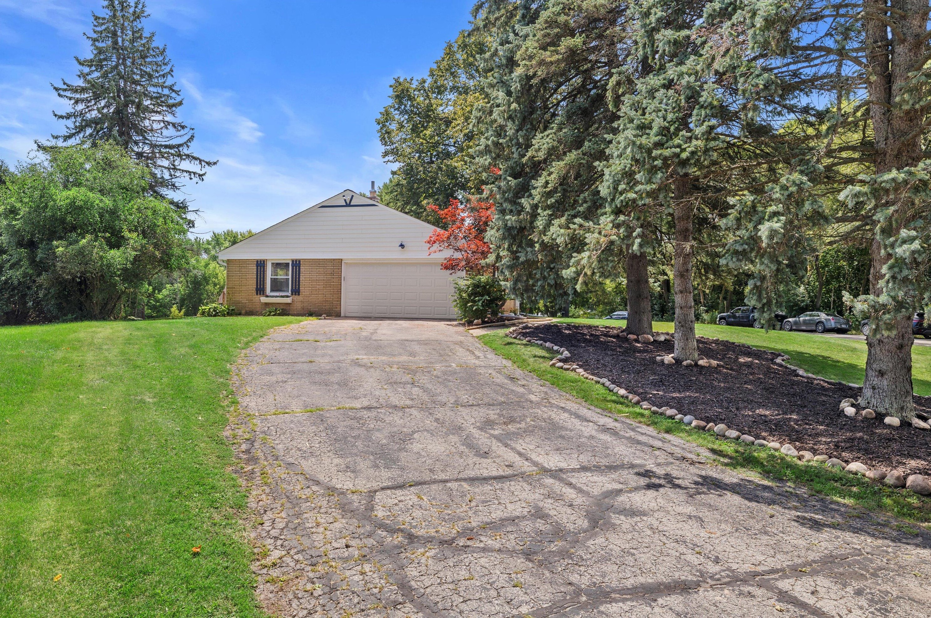 450 Pheasant Ln, Grafton, WI 53024-9707