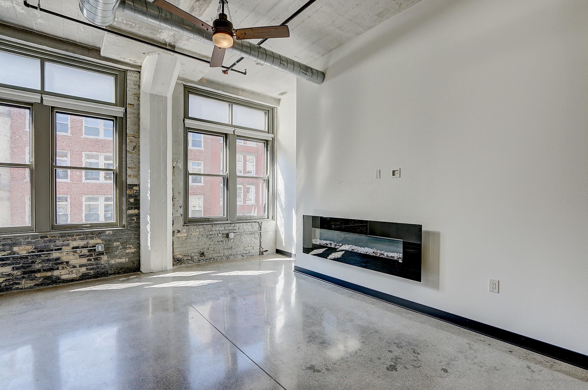 226 Water St, Milwaukee, WI 53202-5721