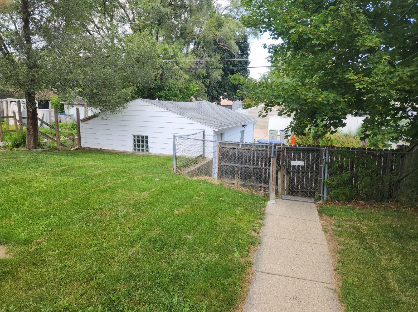 8144 Lisbon Ave, Milwaukee WI  53222-3827 exterior