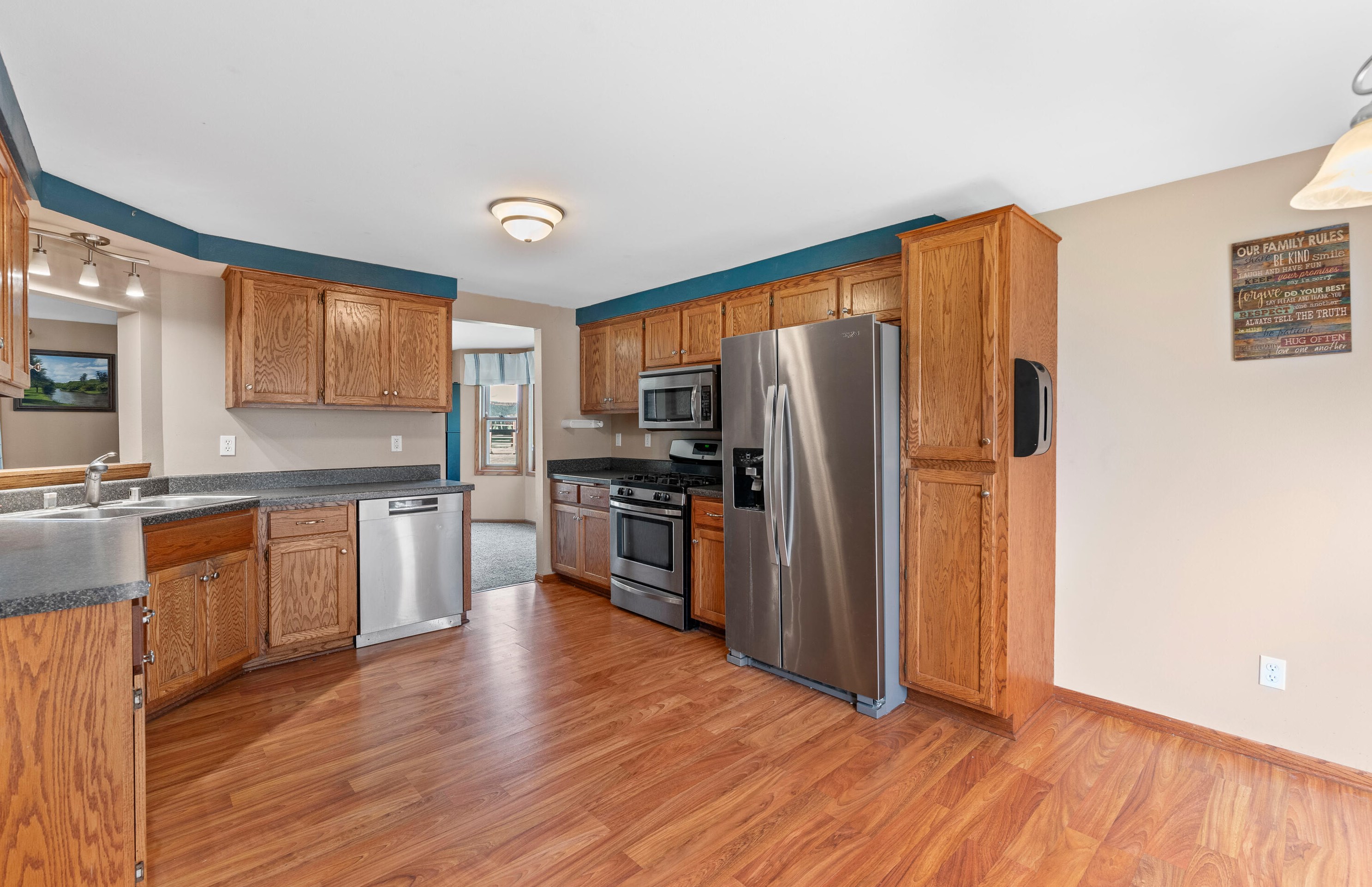 869 Hickory Ln, Hartford, WI 53027