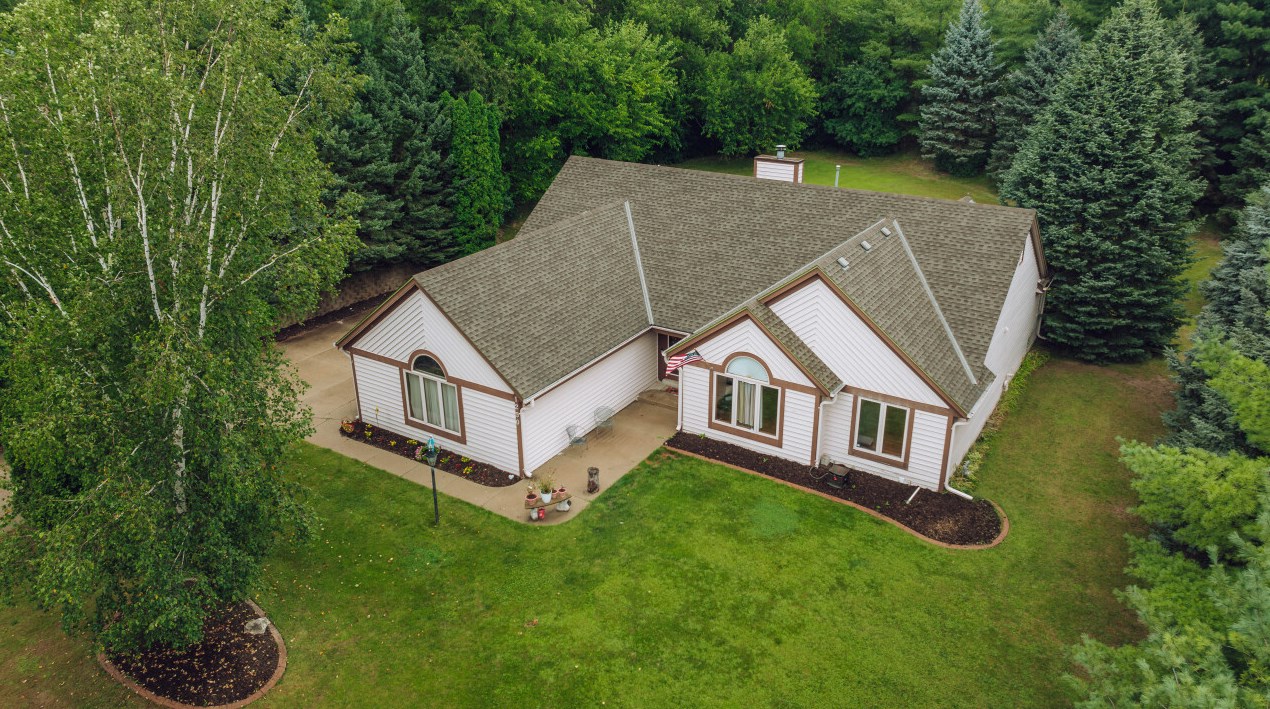 1250 Shelly Ln, Chenequa, WI 53029