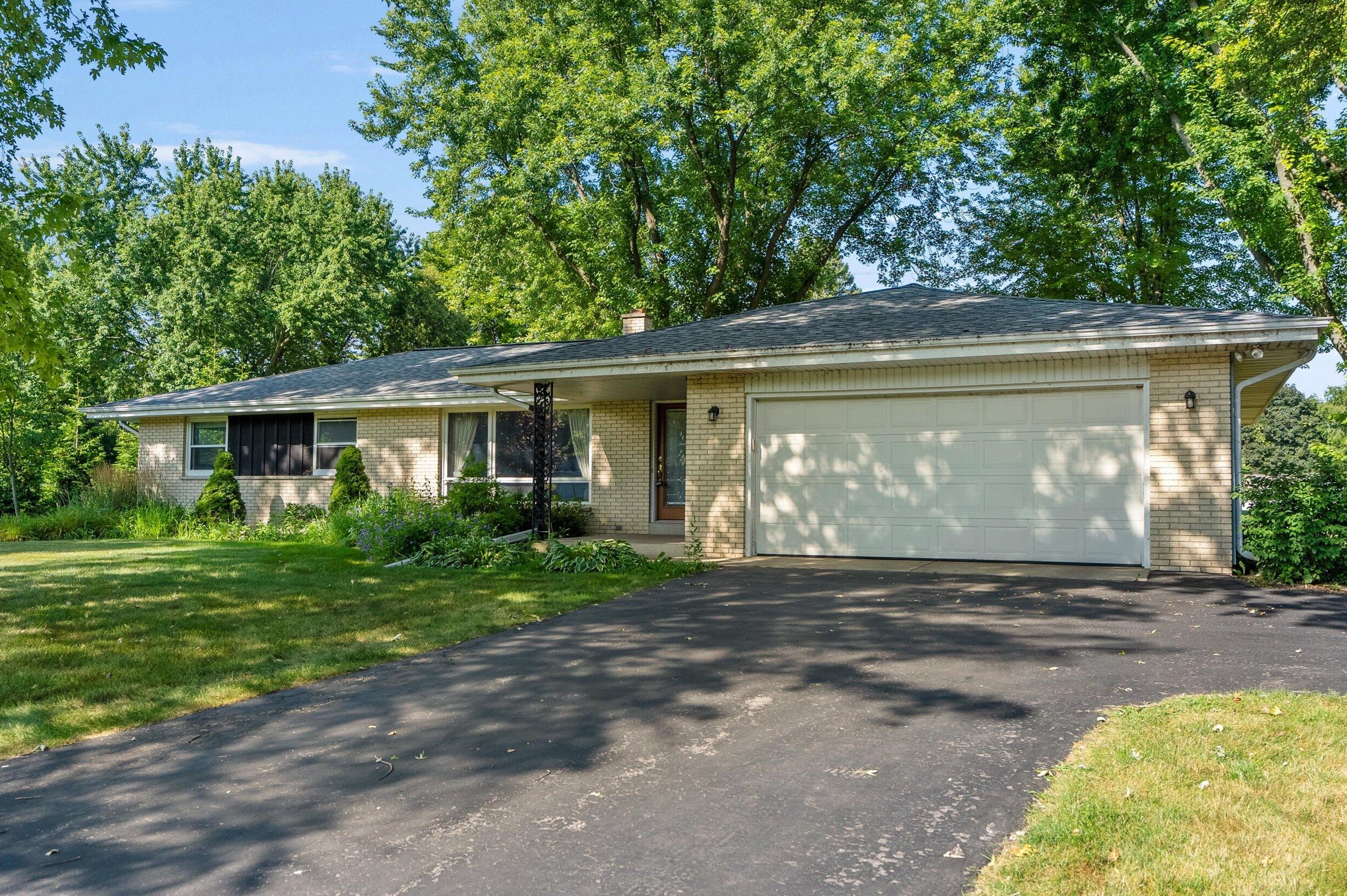 397 Vista View Dr, Cedarburg, WI 53012