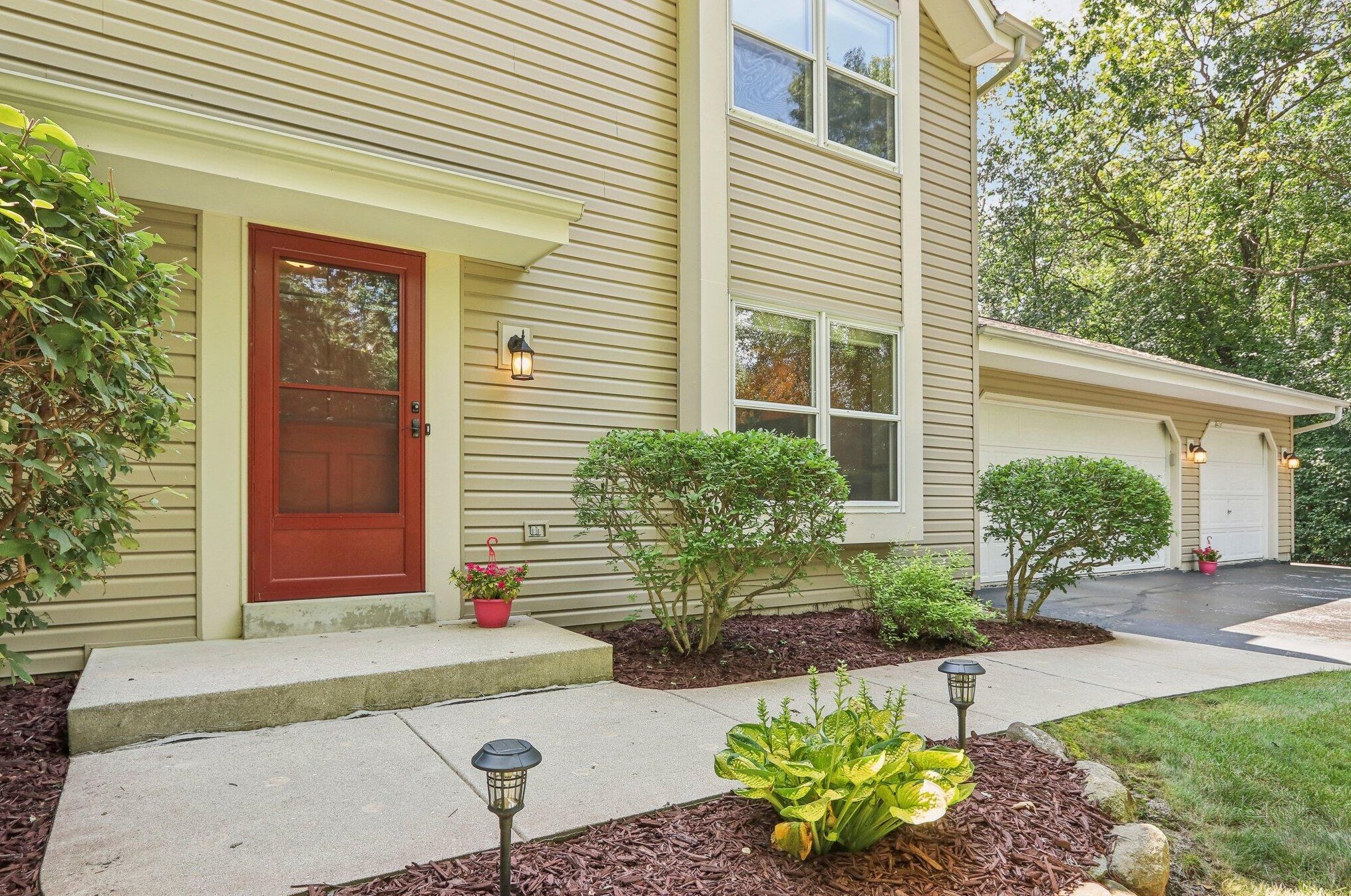 420 Prairie View Dr, North Prairie, WI 53153